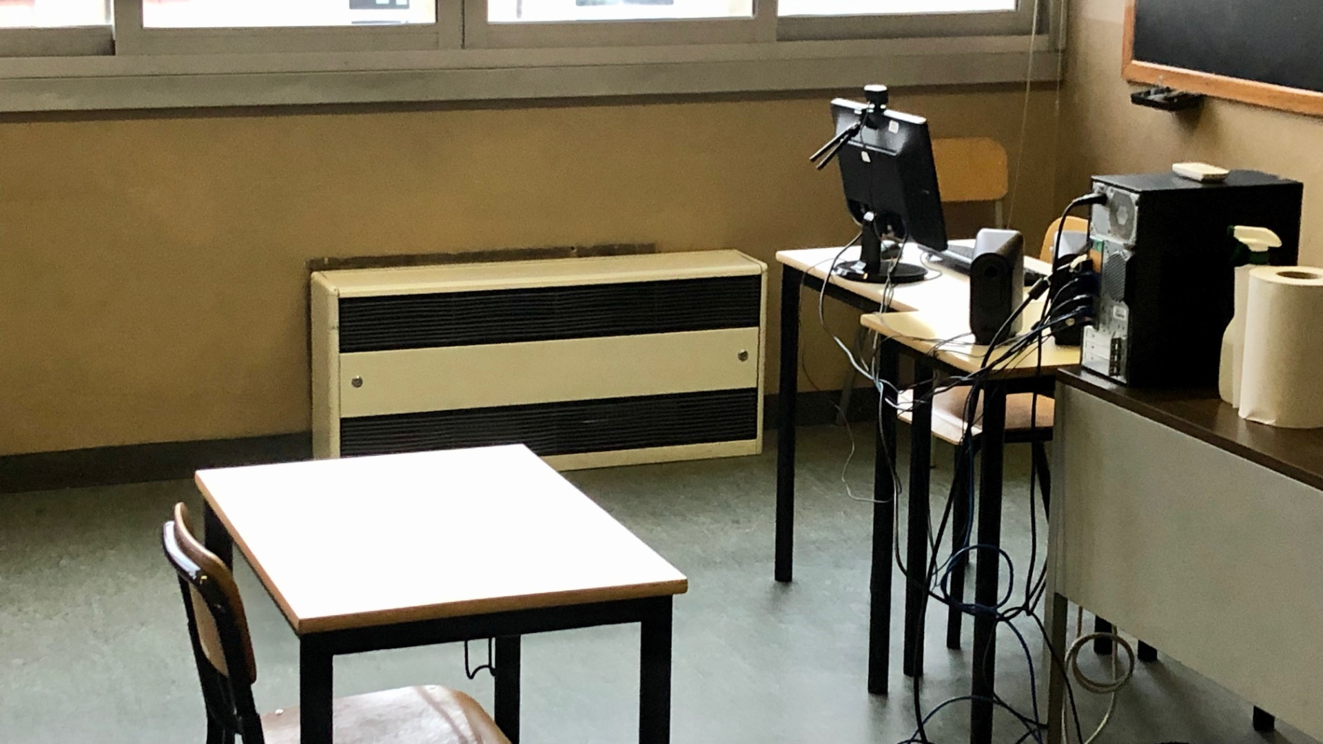 I presidi: "Bisognerà aerare le aule, ma riscaldamento troppo basso"
