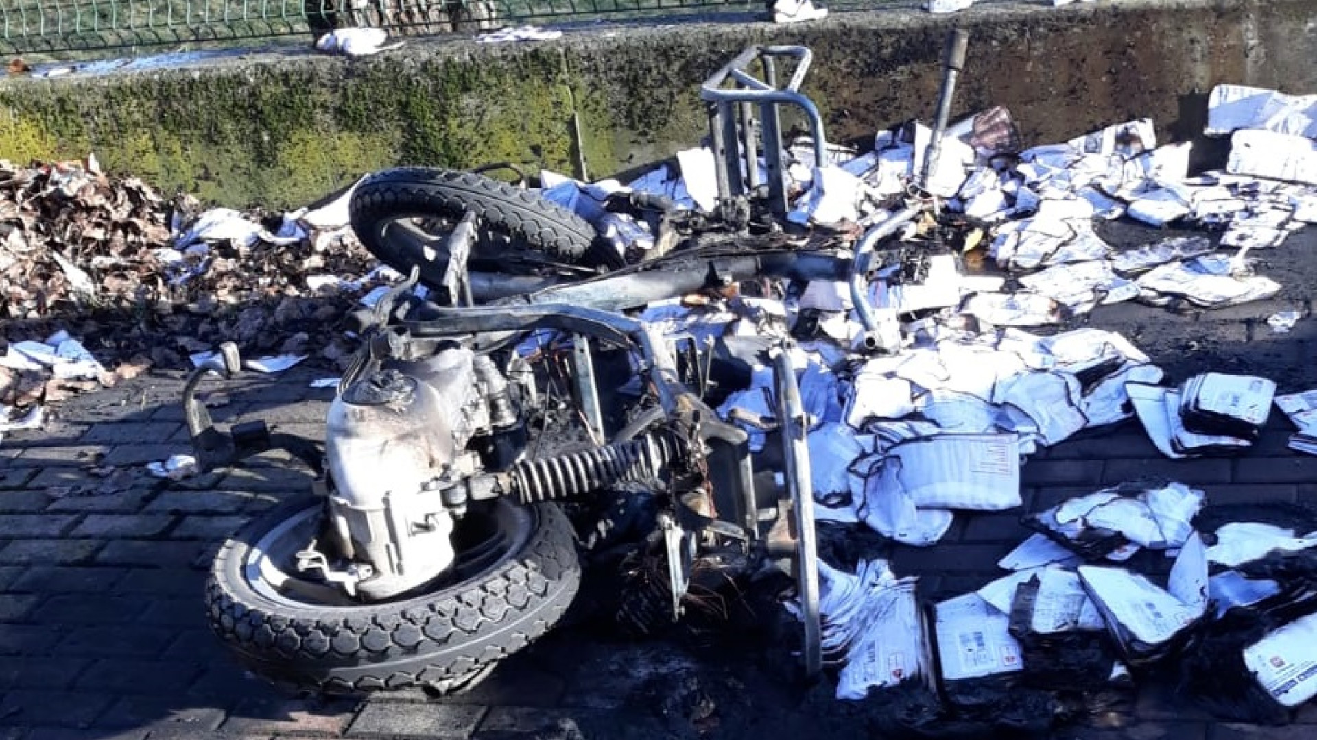 Prima perde olio, poi prende fuoco: moto di un corriere privato distrutta dalle fiamme in via De Longe