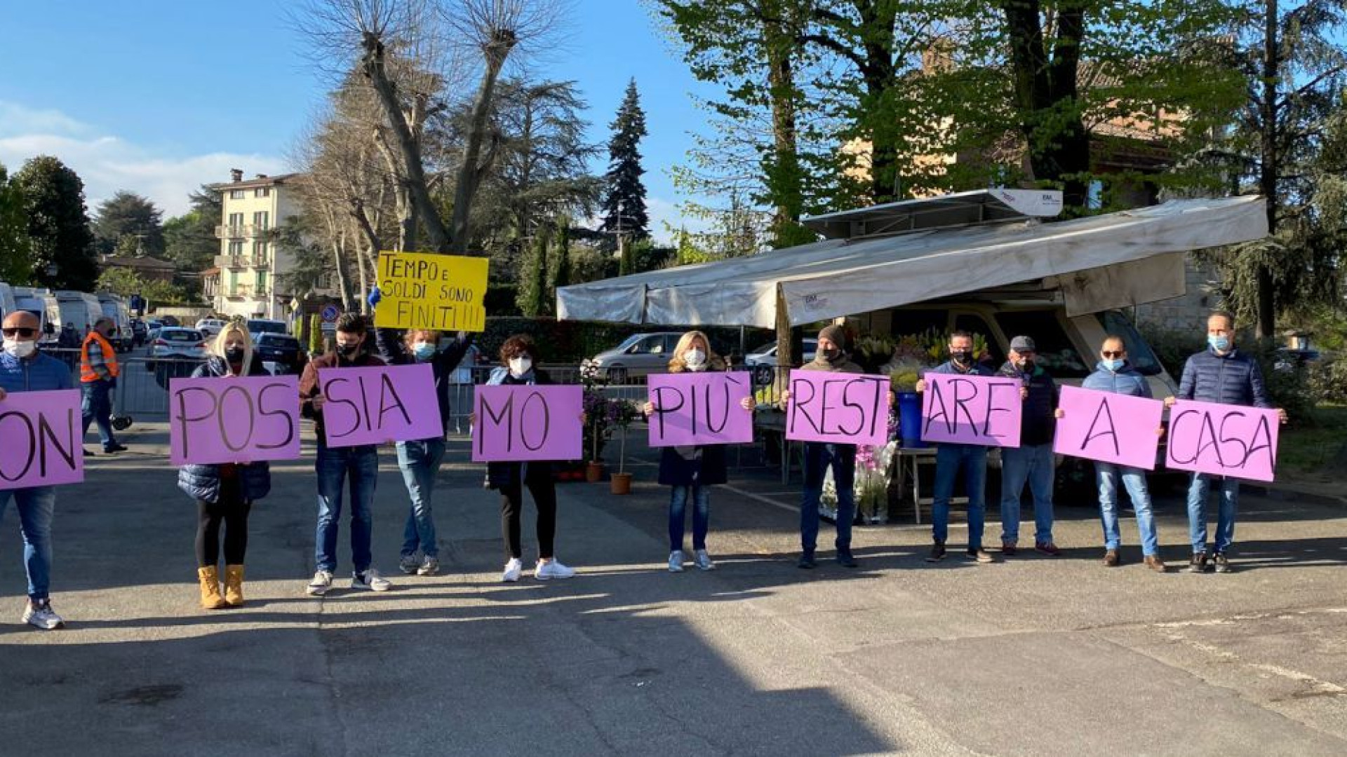 "Ridateci dignità e lavoro". Protestano gli ambulanti di Carpaneto e Pianello