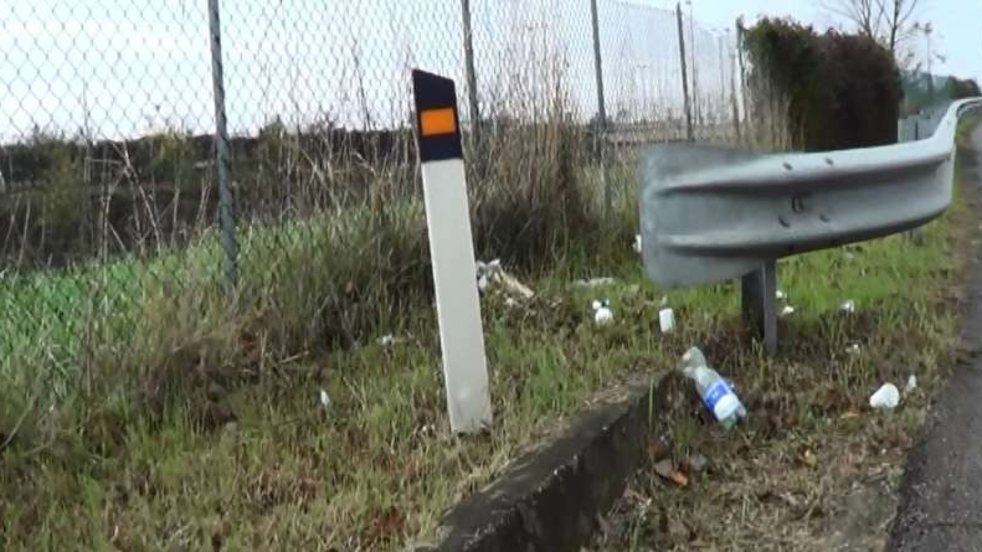 Tangenziale invasa dai rifiuti. Viaggio nell’inciviltà