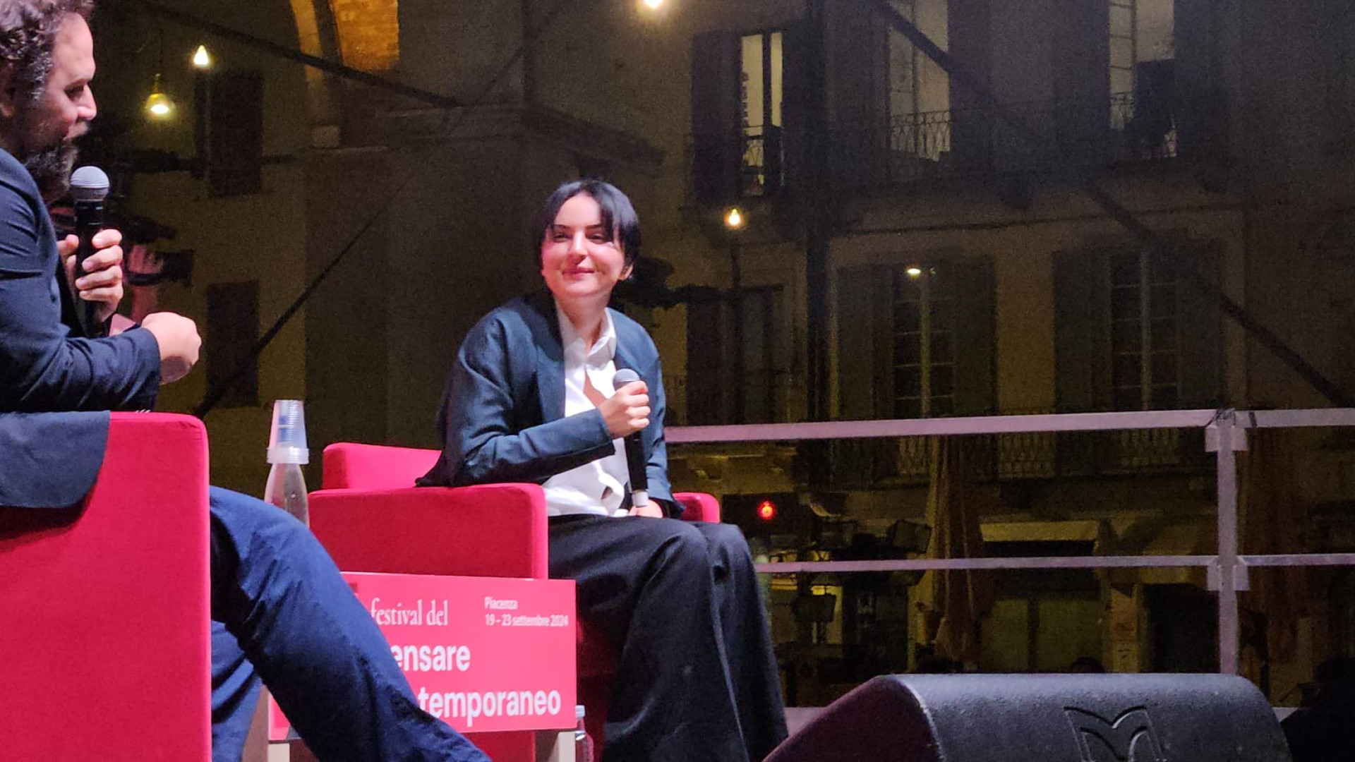 Arisa: "Oggi c'è ancora spazio per la meraviglia". Poesia, musica e riflessioni in piazza