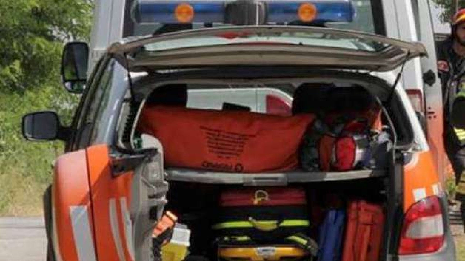 Esce di strada e finisce nel canale: 70enne ferita a Fiorenzuola