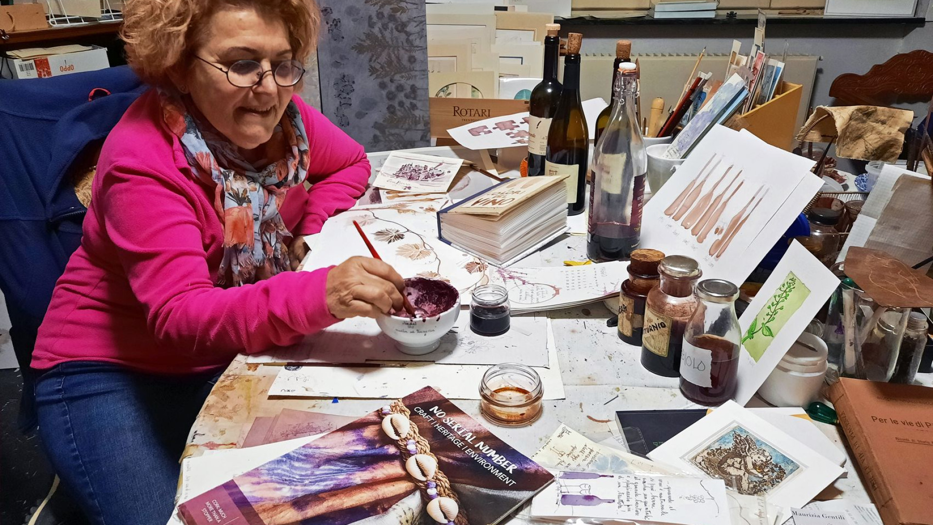 Maurizia Gentili e l’arte di dipingere col vino. Ma anche con asparagi e pomodori
