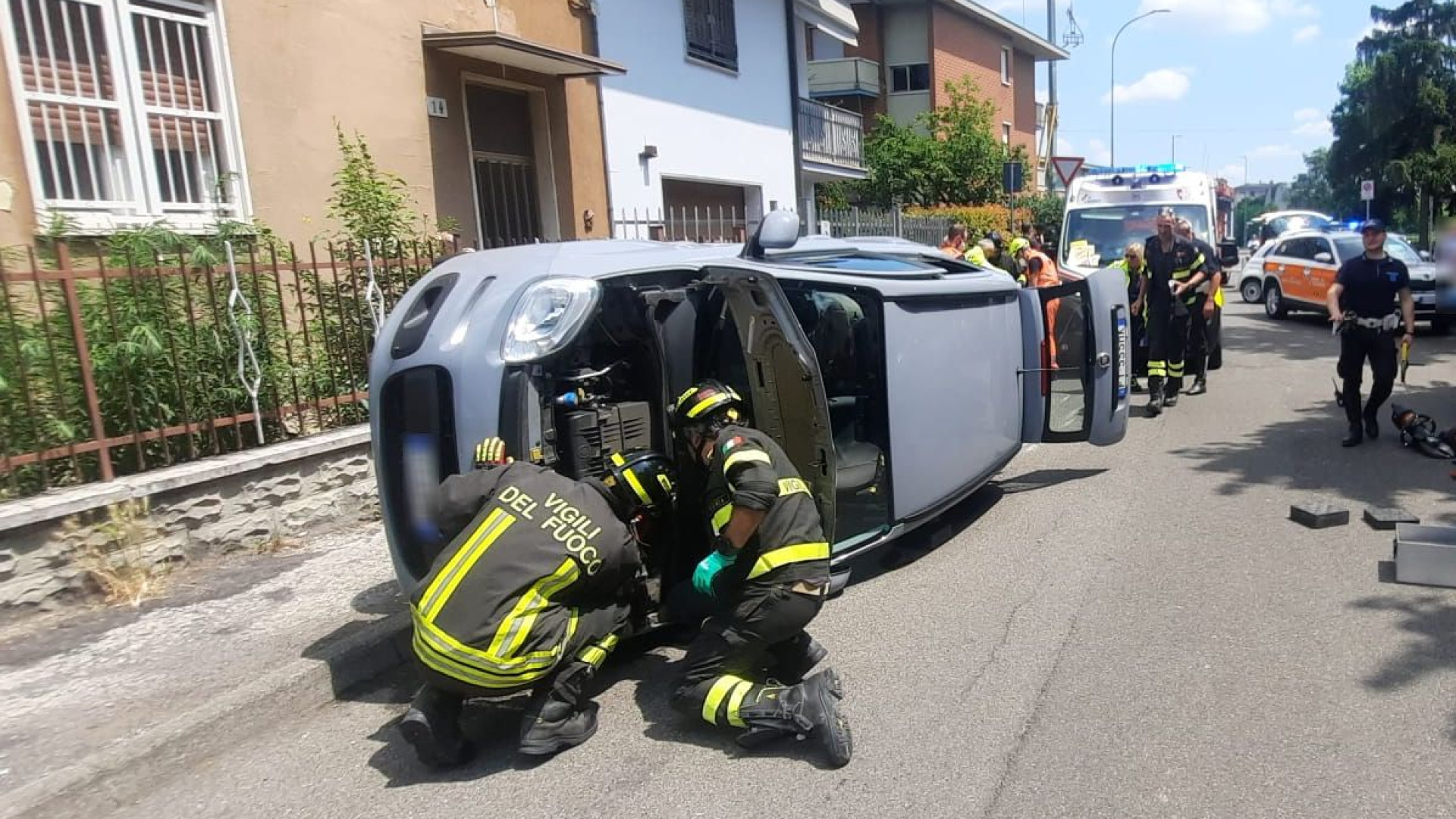 Incidente tra due mezzi in via Gardella: auto si ribalta, nessun ferito grave