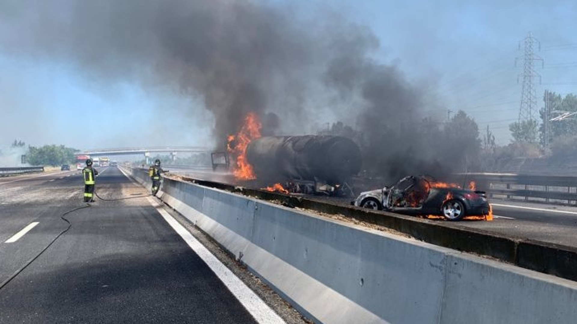 Tragedia in A1, camion e auto in fiamme dopo l'incidente: due morti. Autostrada chiusa