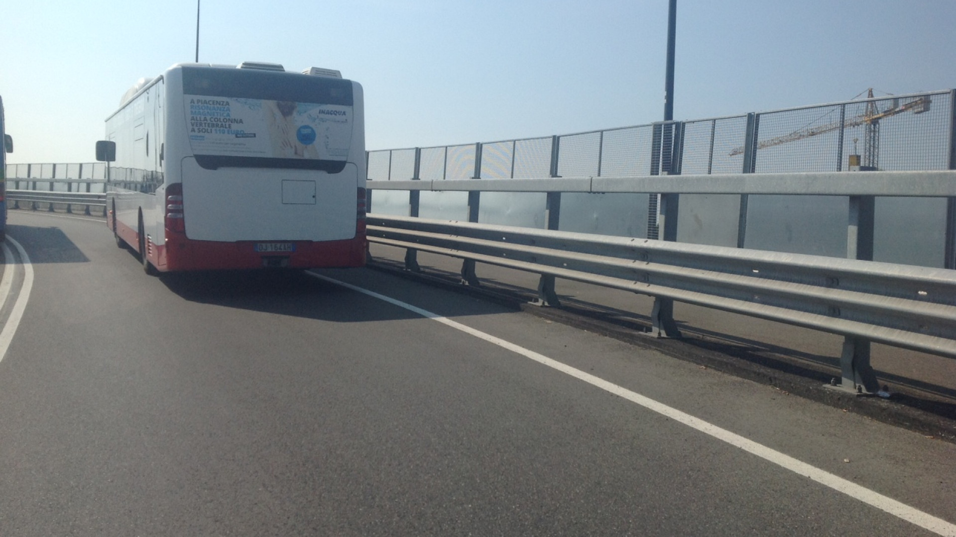 Cavalcaferrovia, un pullman di Seta bloccato sulla rampa da un guasto