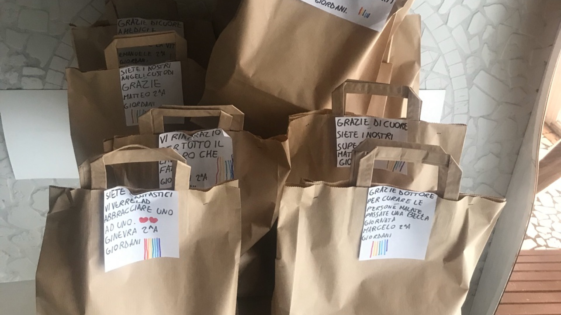 I bambini regalano il pasto ai medici: "Sono i nostri eroi con la mascherina"