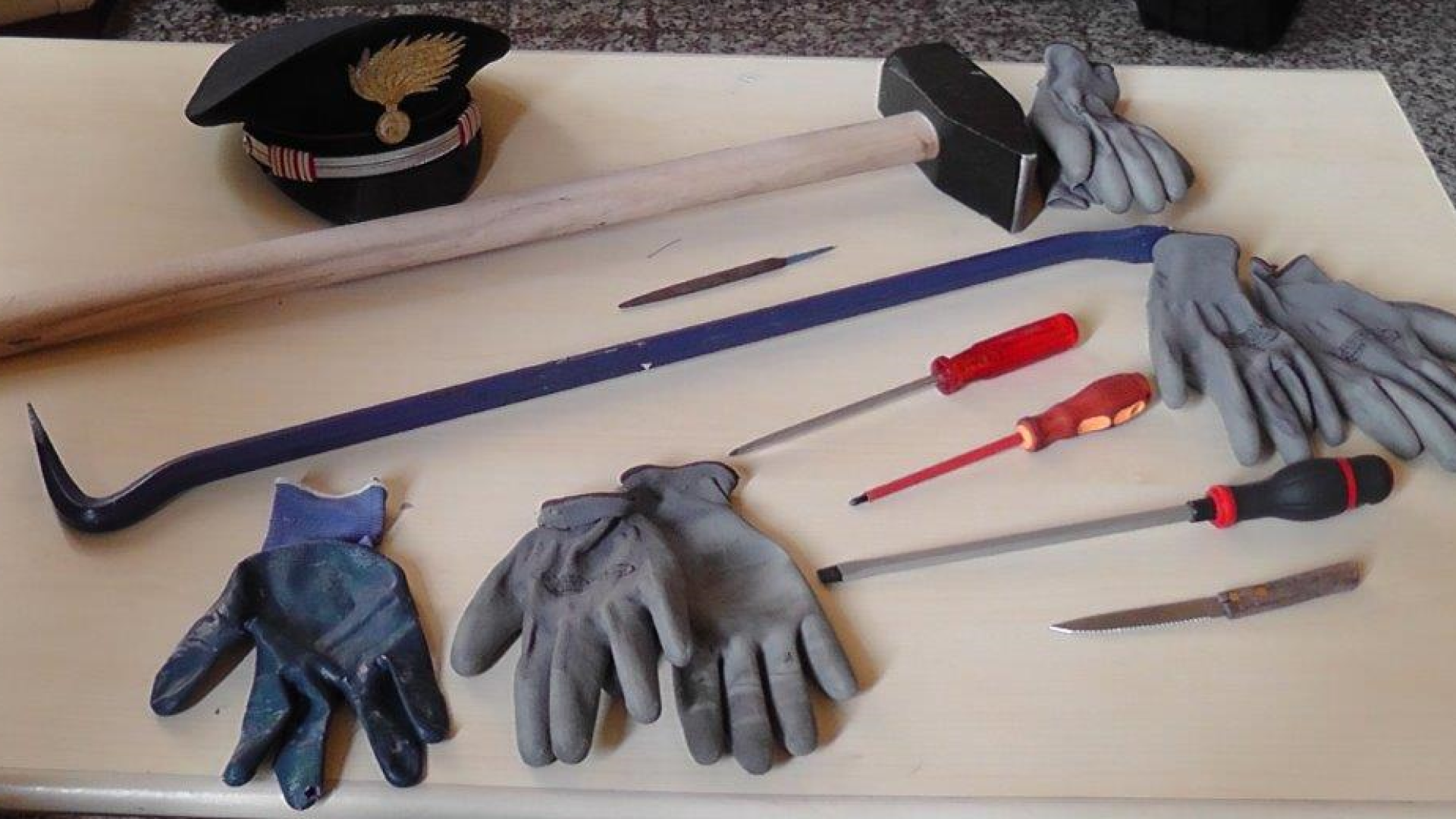 Auto piena di attrezzi da scasso: tre albanesi bloccati dai carabinieri
