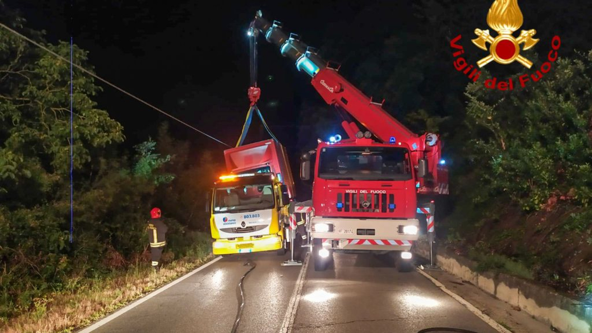 Camion si ribalta nella notte sulla 45, intervengono i vigili del fuoco con una autogru