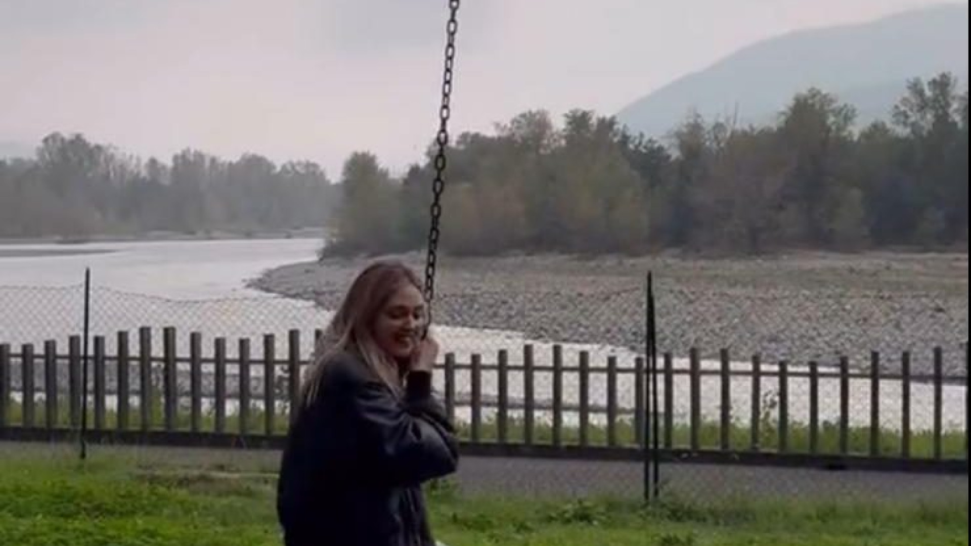 Chiara Ferragni "vola" nel parco giochi preferito: quello di Rivergaro. Poi gli anolini