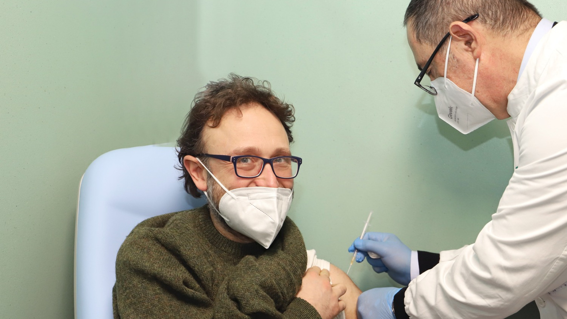 Vaccino Covid, attive le postazioni dell’ex arsenale: il primo richiamo al medico Vercelli