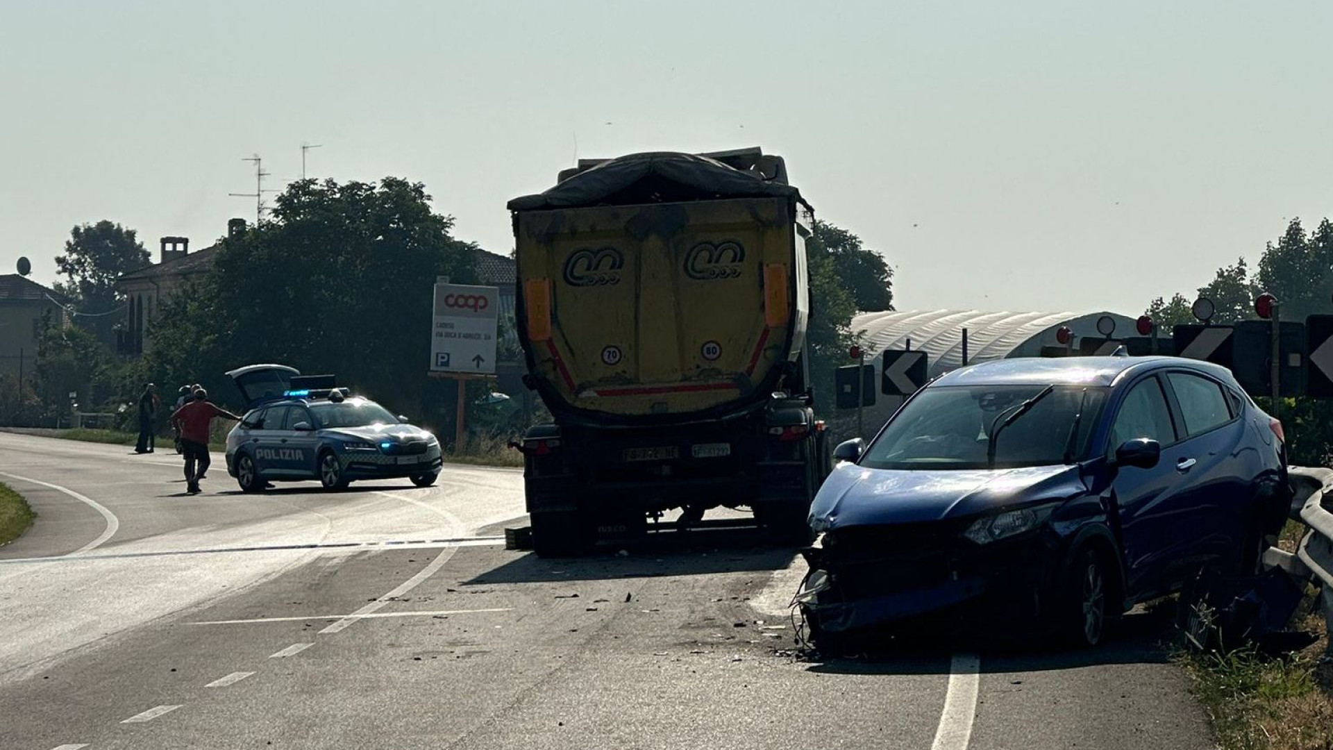 Scontro tra un'auto e un camion a Caorso, gasolio sull'asfalto. Strada chiusa