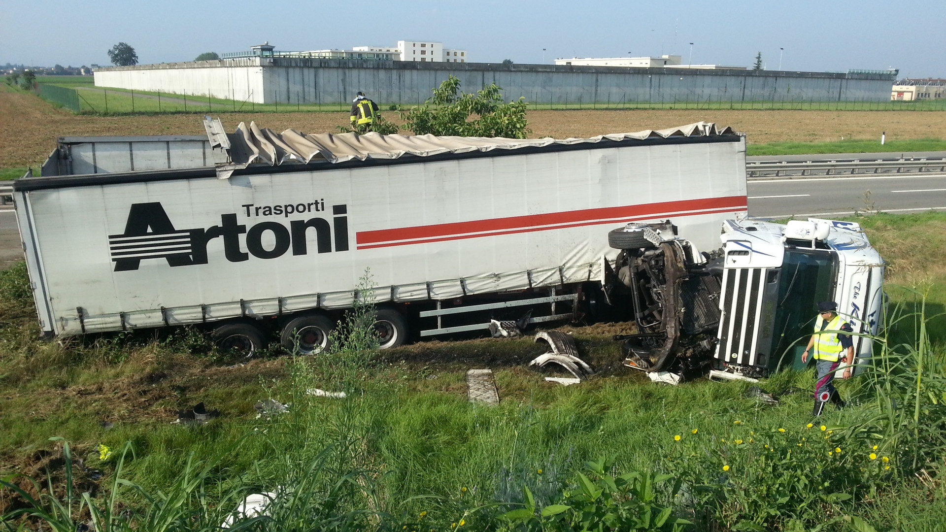 Camion si ribalta in tangenziale Sud, lievi ferite per l'autista
