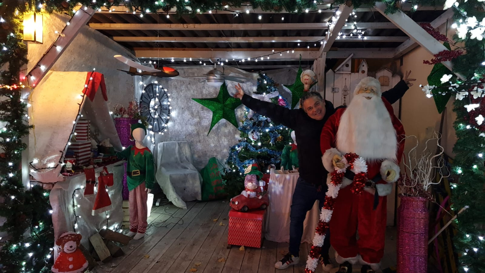 Musica, luci e neve artificiale: in via Balsamo torna il villaggio di Babbo Natale