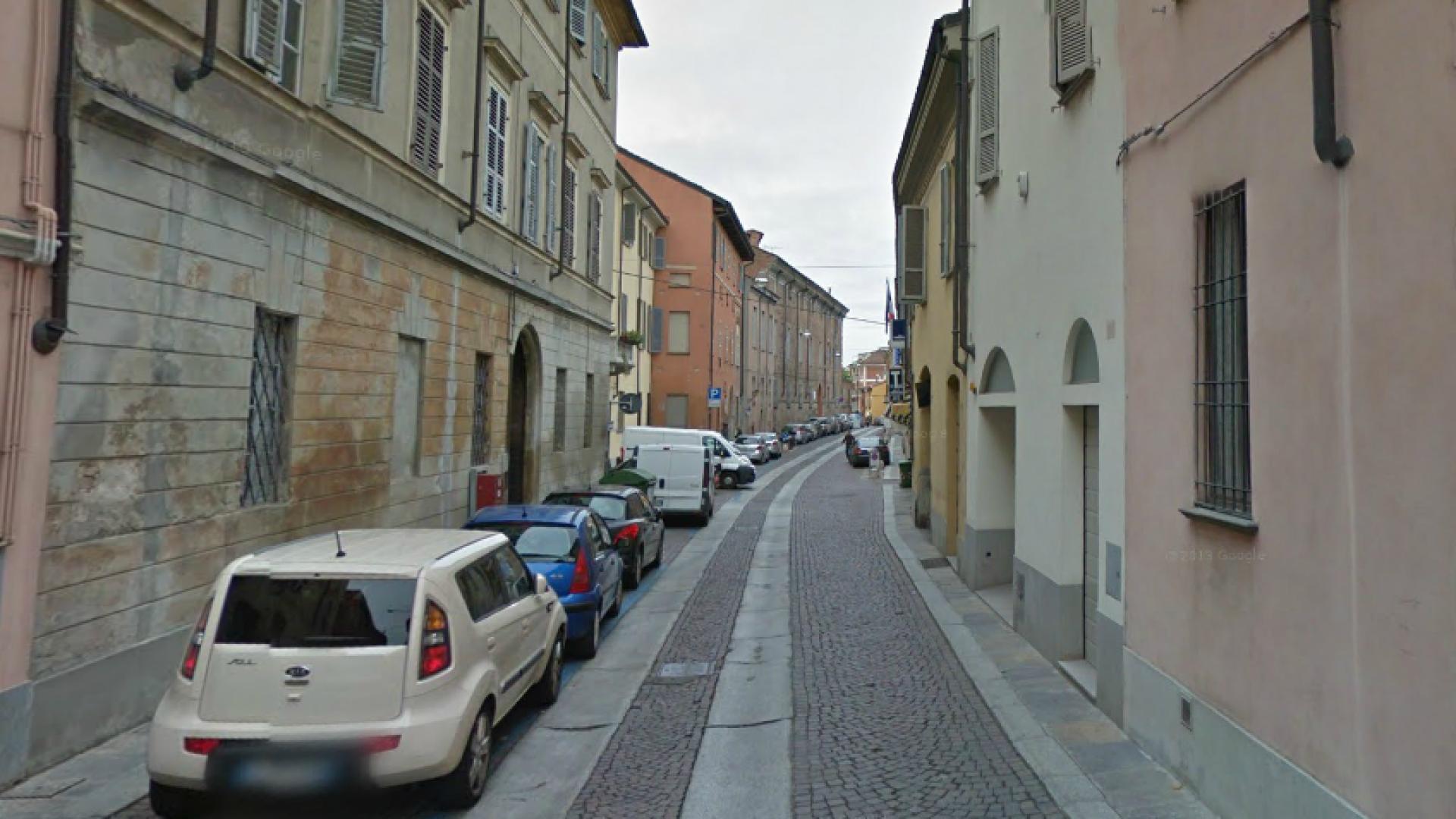 Via del Castello: auto urta un passeggino con a bordo un bimbo di 4 anni
