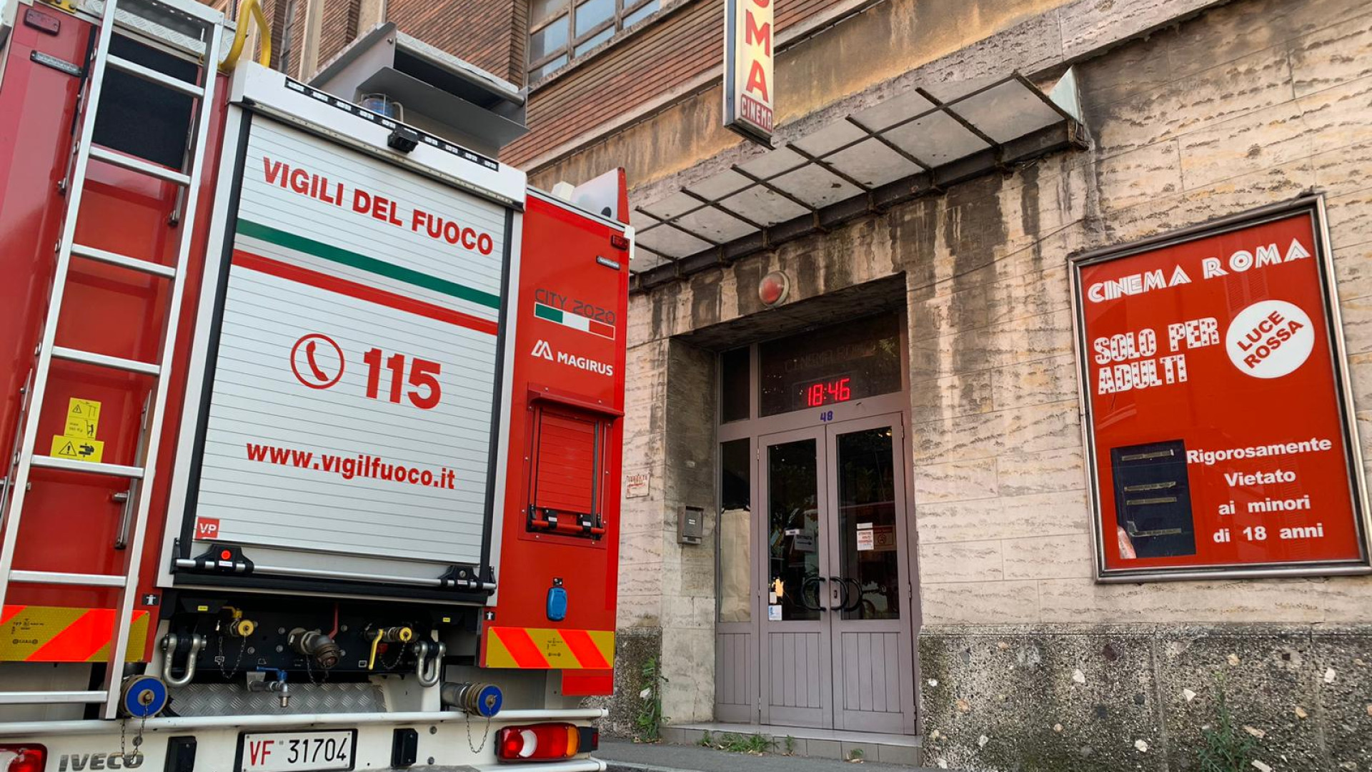 Paura al cinema Roma, dissesto strutturale al tetto: vigili del fuoco sul posto