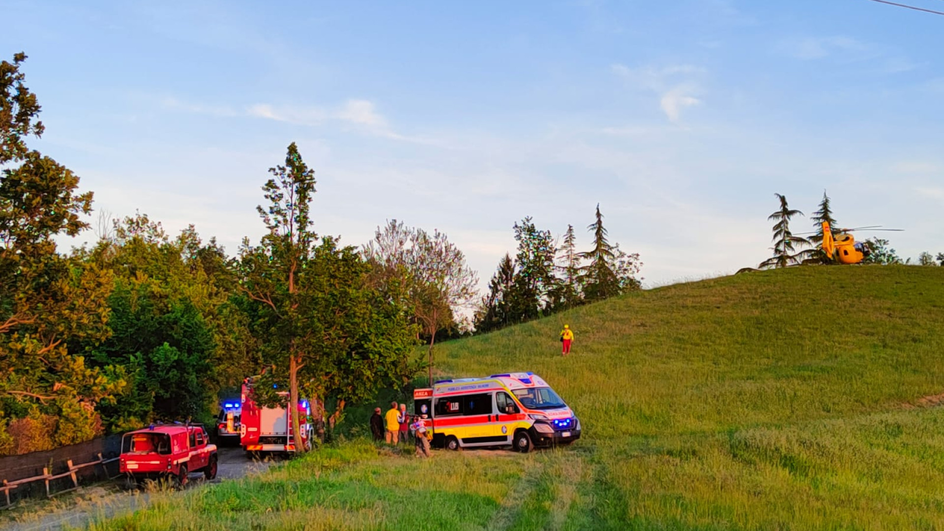 Ponte dell'olio: si ribalta nel campo e resta incastrato sotto il trattore