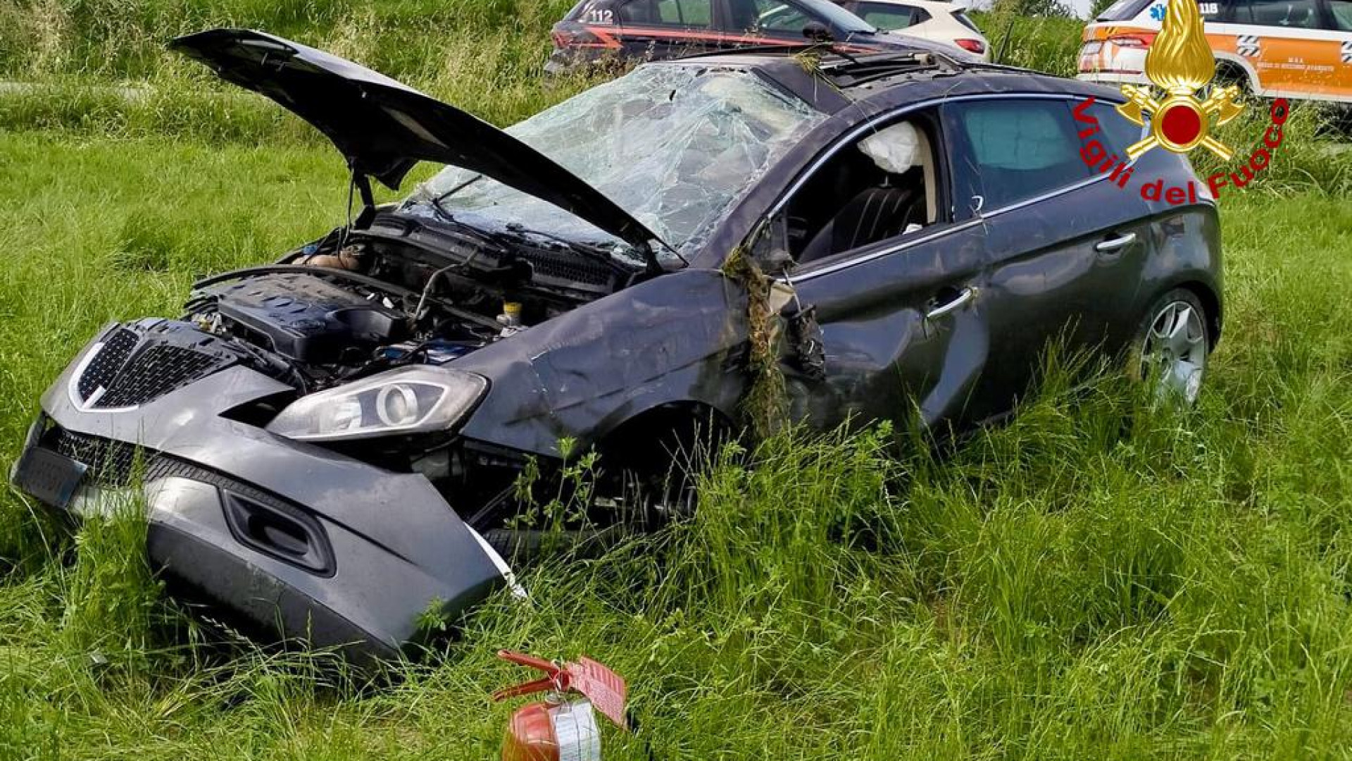 Cortina di Alseno, auto perde il controllo e si ribalta: due feriti molto gravi
