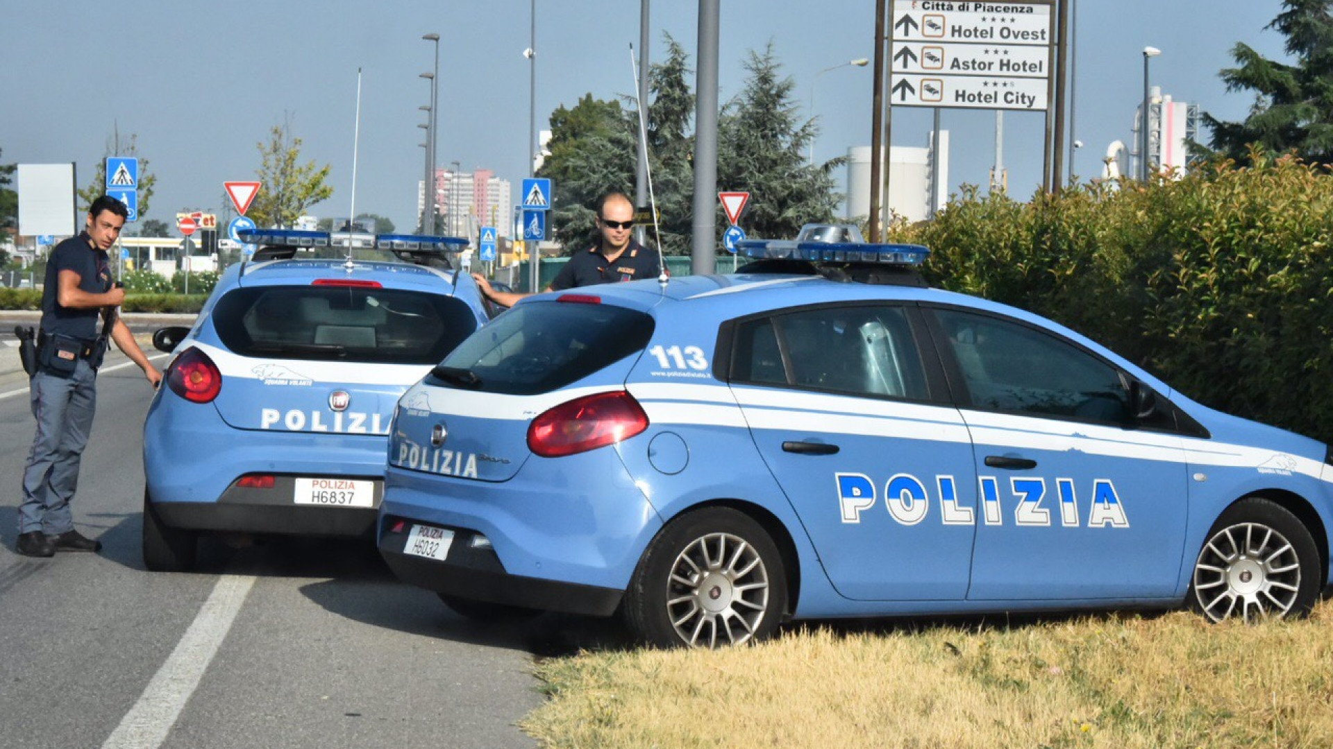 Follia sulla Caorsana: prende a bastonate i poliziotti