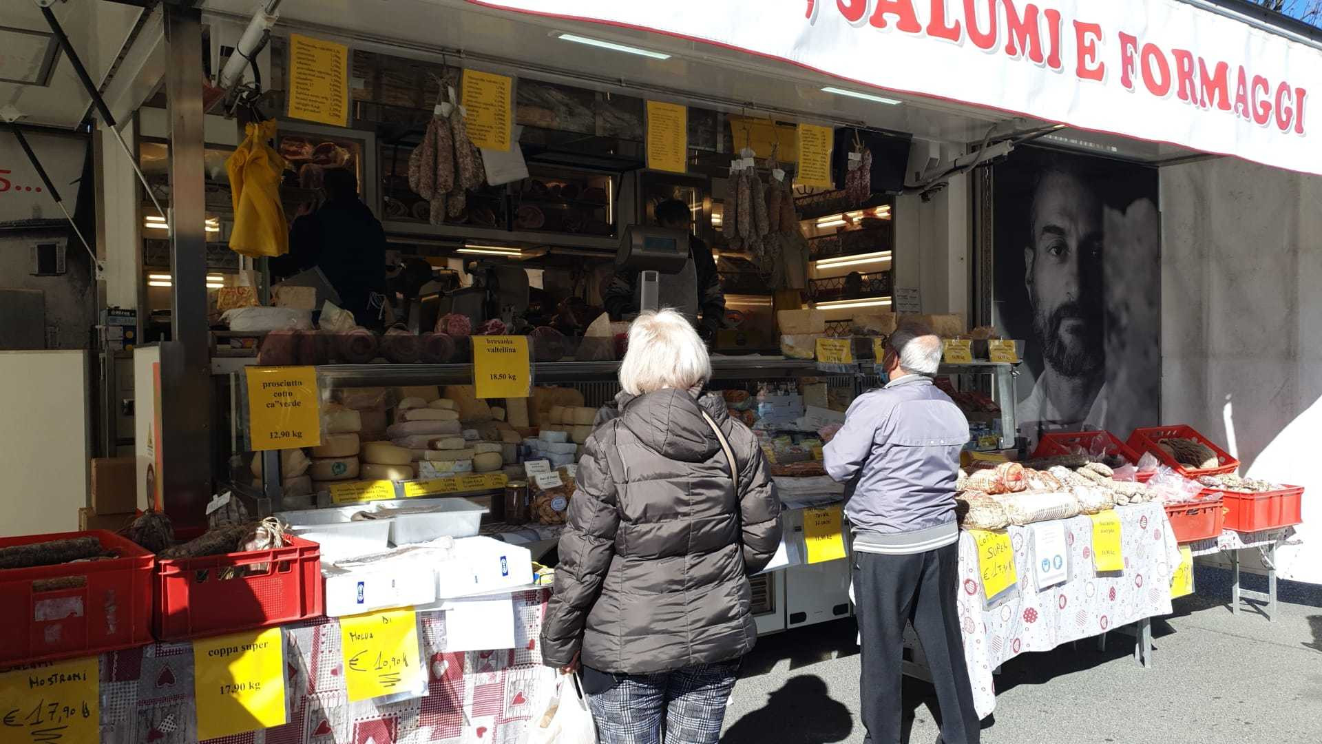 Borgonovo, stamattina primo mercato in zona rossa: banchi e avventori dimezzati