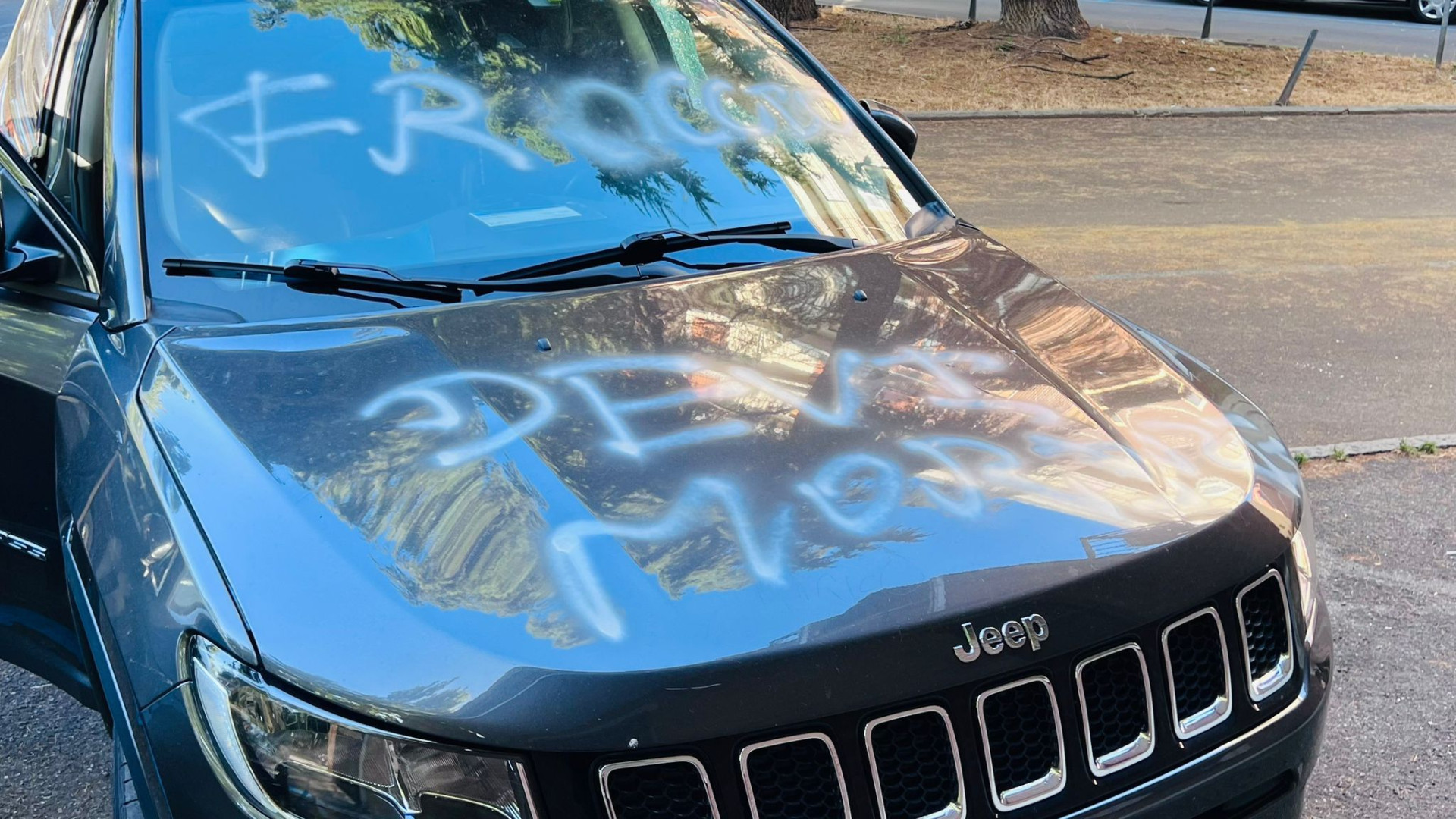 "Devi morire". Finestrini sfondati e scritte con minacce omofobe: auto vandalizzata