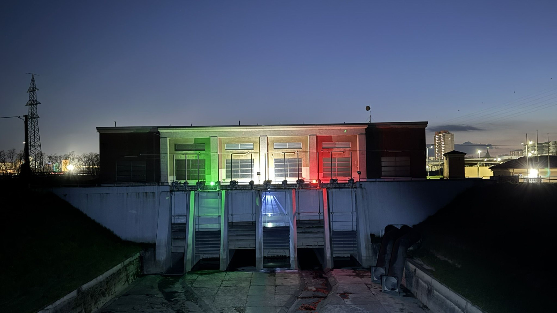 "Bagliori nella notte", l'impianto della Finarda illuminato con il Tricolore