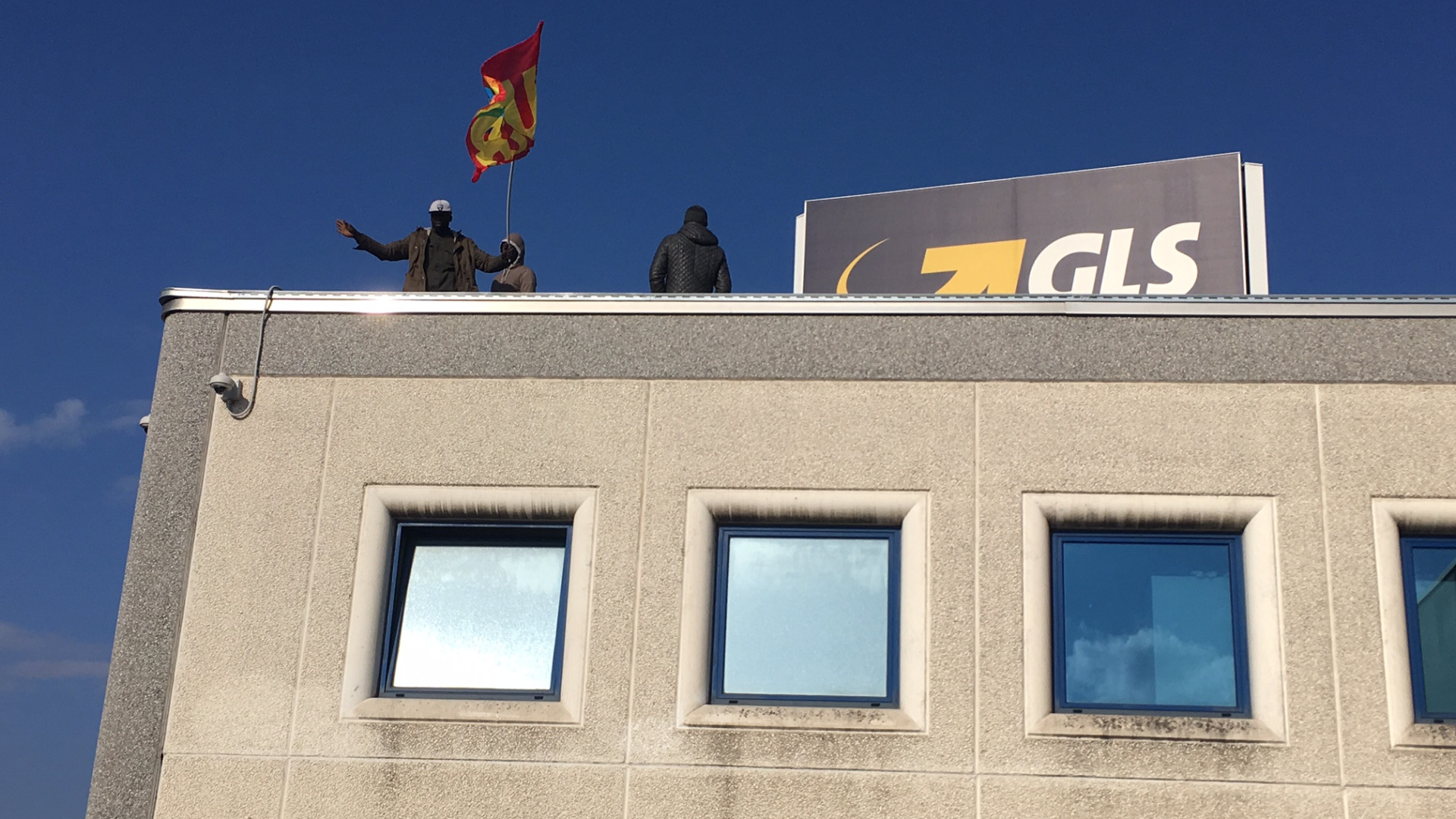 Gls, lavoratori sul tetto per protesta. Manifestazione davanti all'azienda di Montale