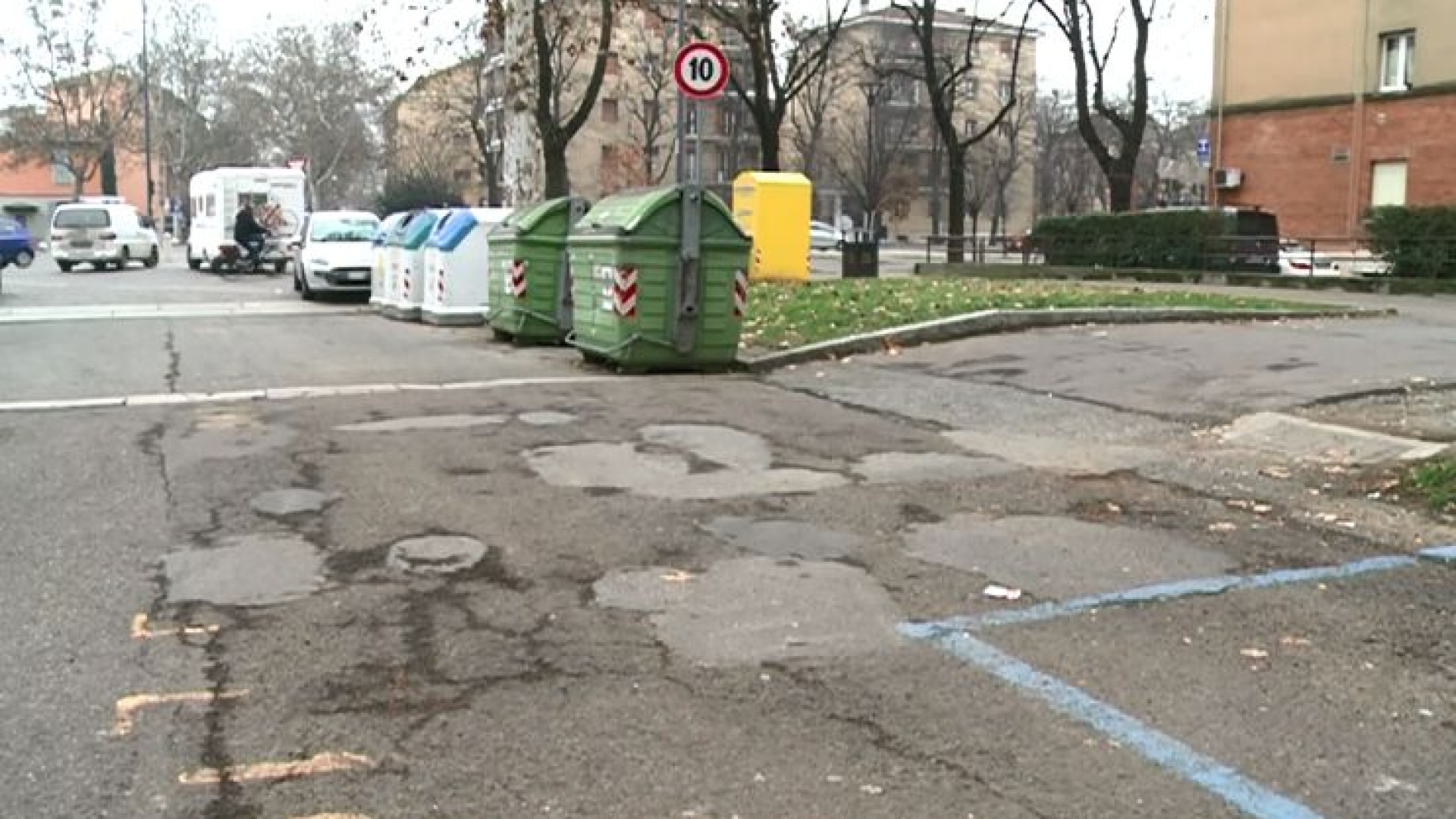 Stradone Farnese, strisce blu tra le buche e i rifiuti abbandonati