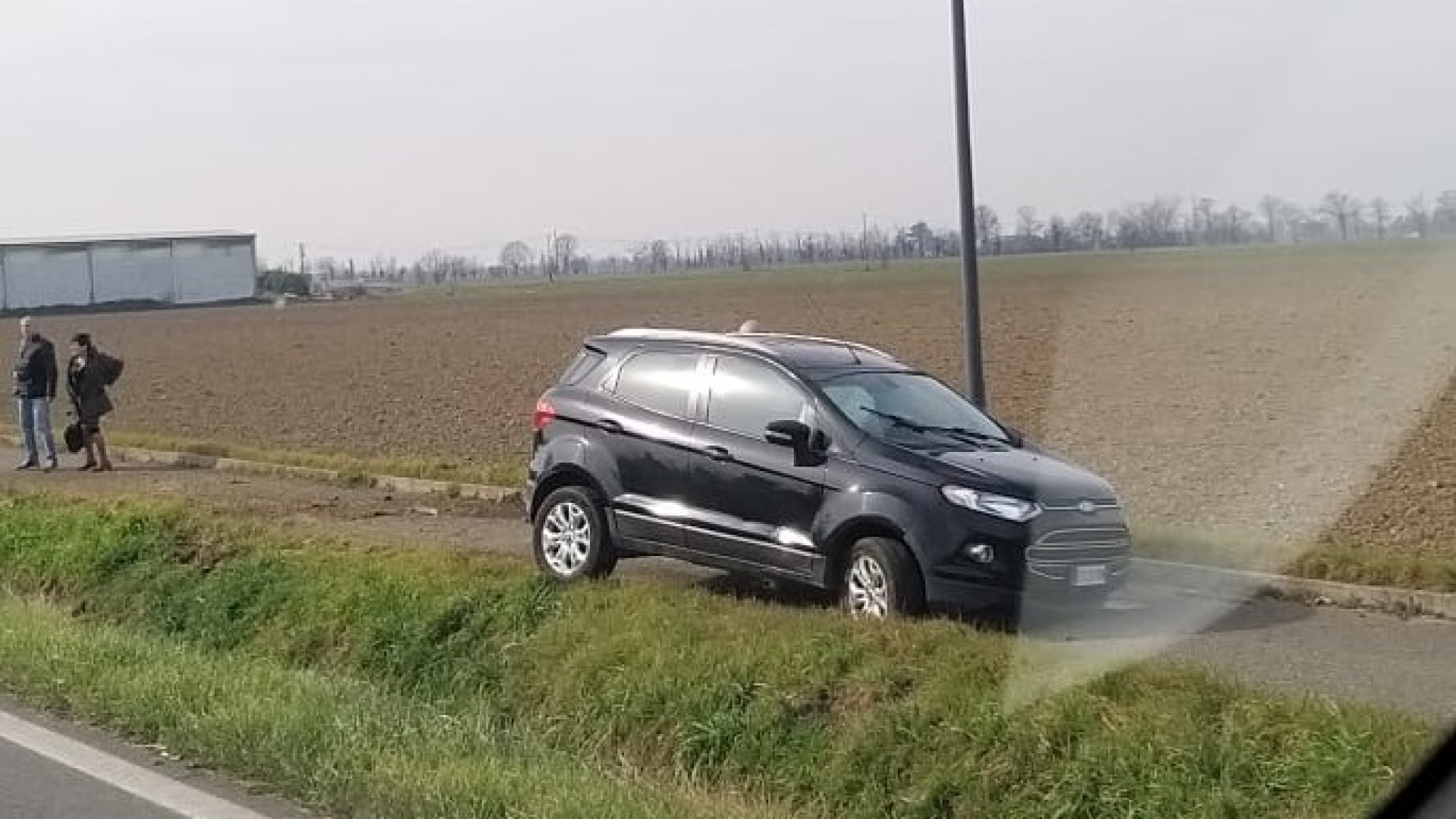 Decolla con l'auto e finisce sulla ciclabile: paura lungo strada Agazzana