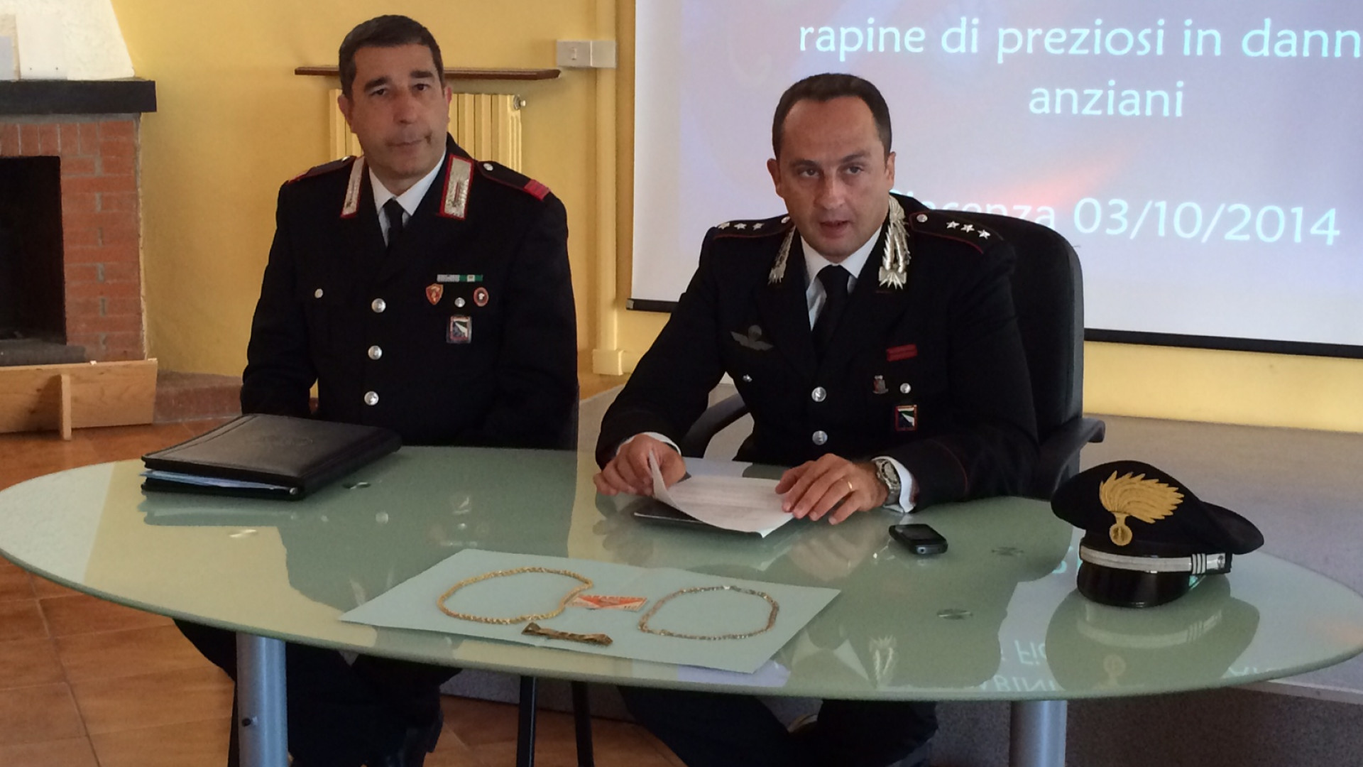 Rapinano un'anziana sotto gli occhi dei carabinieri, 3 arresti