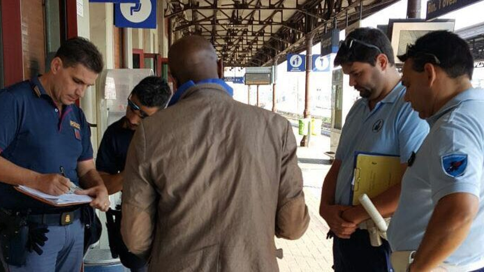 Abusivi, primo daspo urbano a Piacenza. In luglio 13 allontanamenti