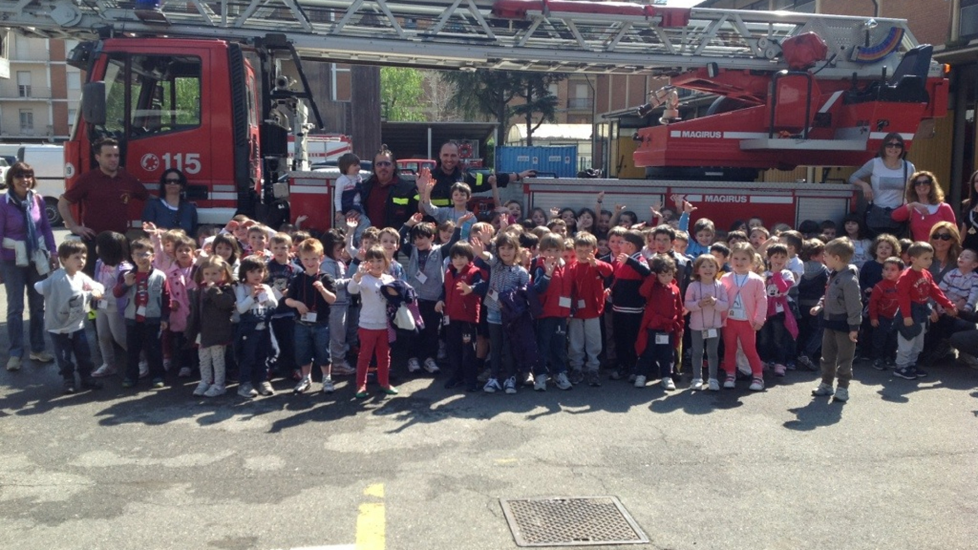 Visitatori d'eccezione in caserma: bambini dell'asilo incantati dai Vigili del fuoco