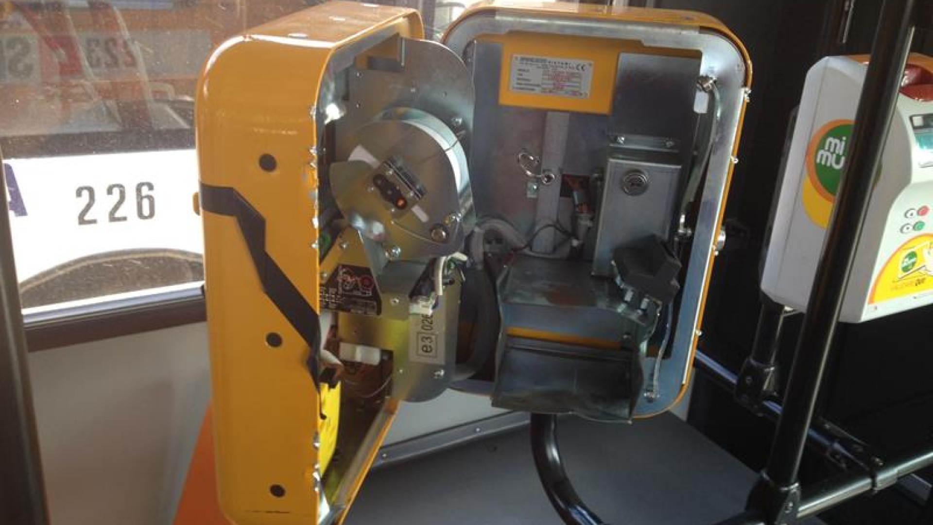 Vandali prendono d'assalto ancora il deposito di Seta in via Arda