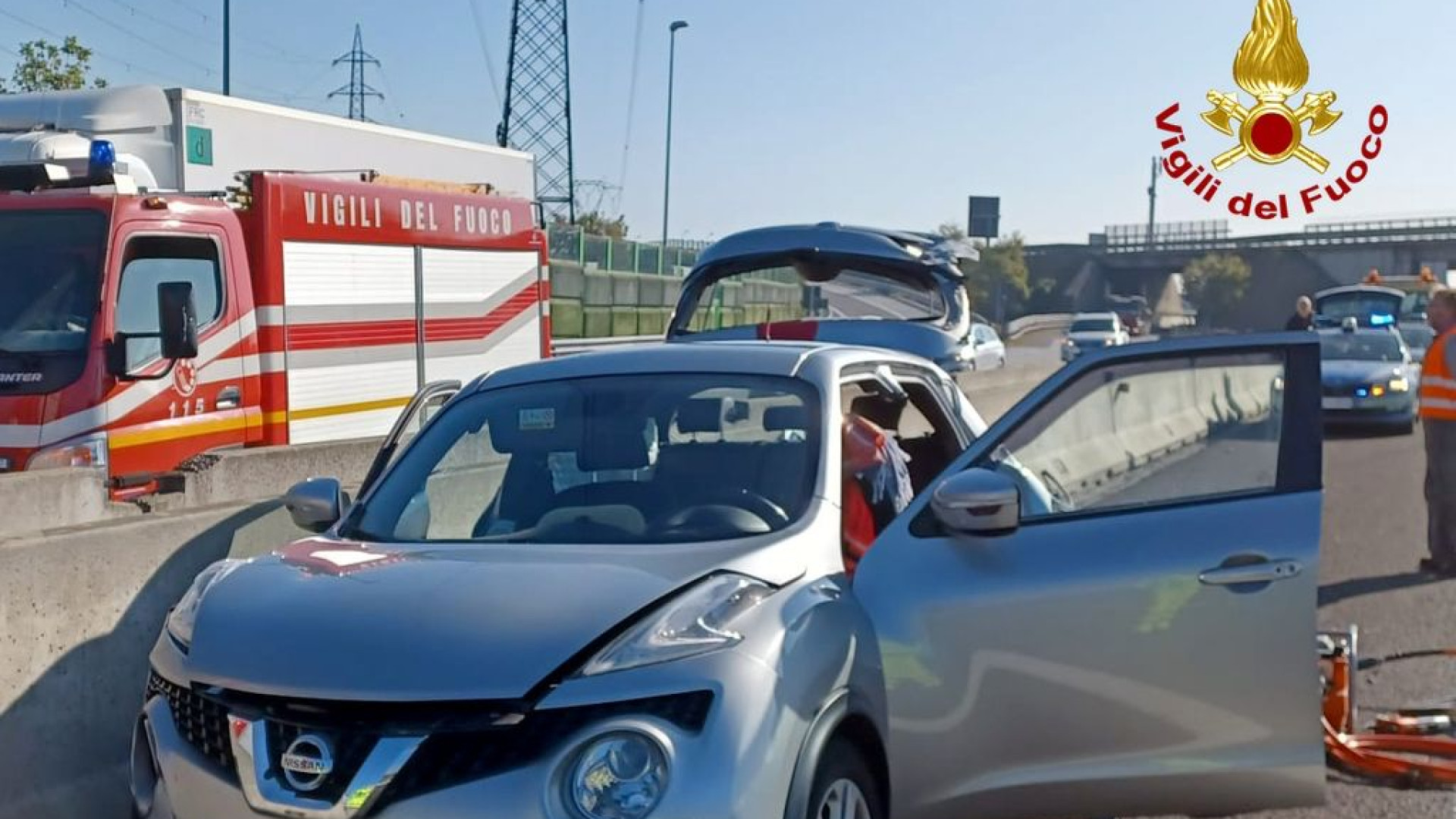 Incidente in A1 tra auto e furgone. Vigili del fuoco sul posto per estrarre i feriti