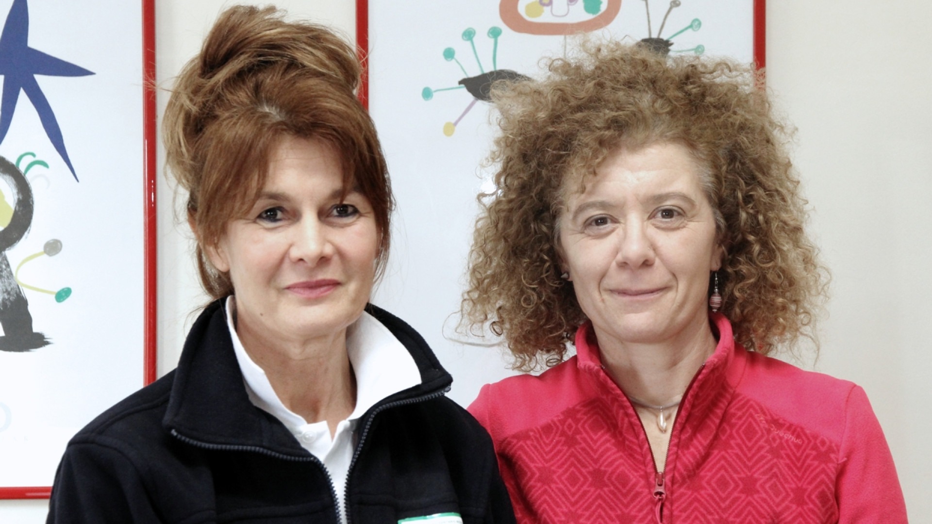 Due donne si occupano degli anziani soli che vivono isolati