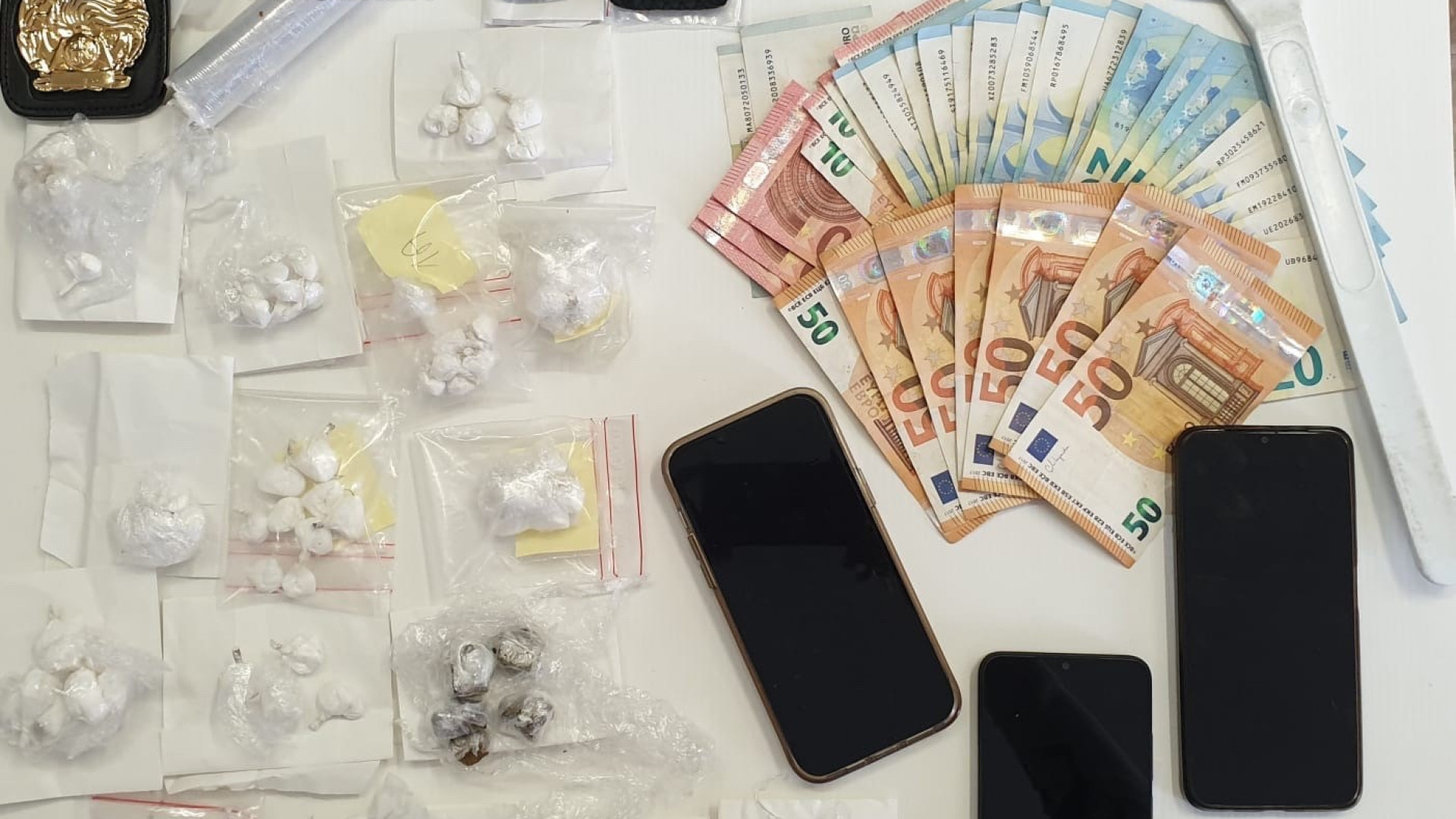 Spacciatori speronano auto dei carabinieri: due arresti e droga sequestrata