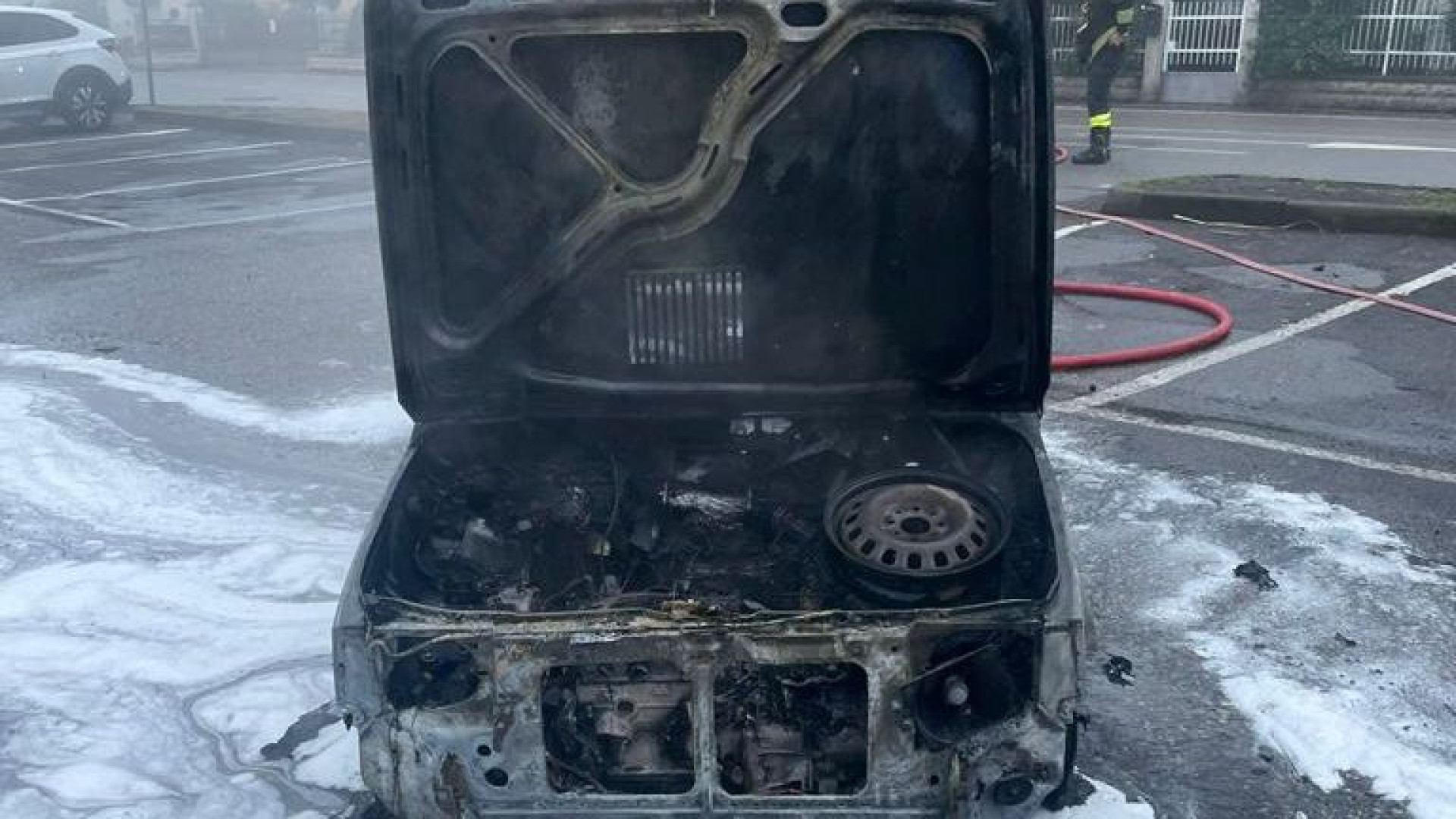 Auto alimentata a metano in fiamme a San Nicolò, l'uomo alla guida si ferma e si salva