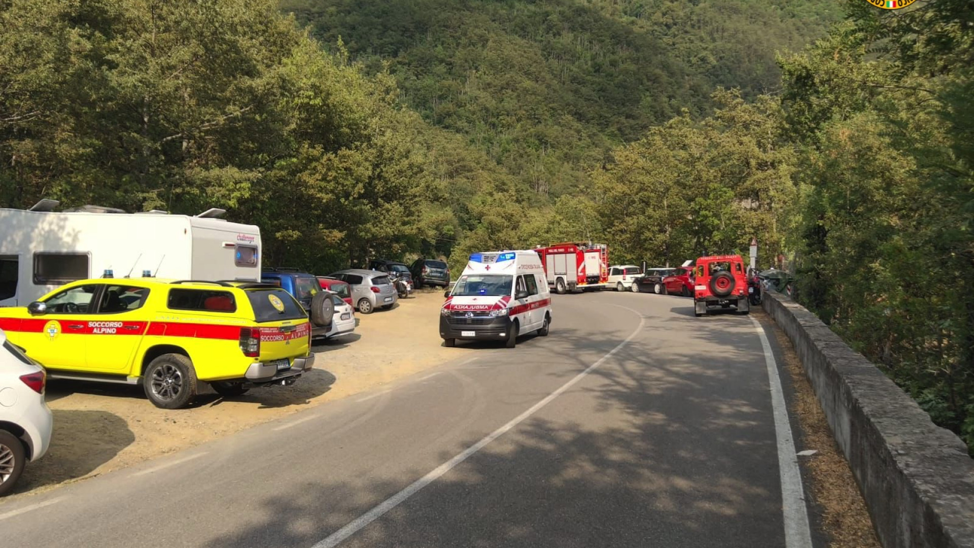In infradito sul sentieroper scendere in Trebbia, recuperate con le corde