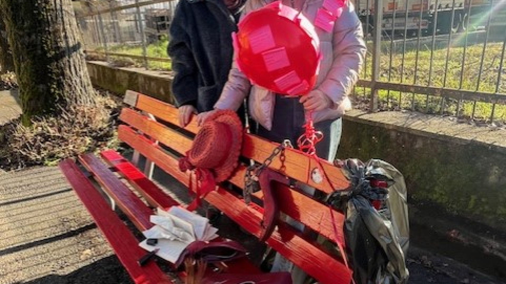 "Roncaglia urla" contro la violenza sulle donne: panchina e installazione