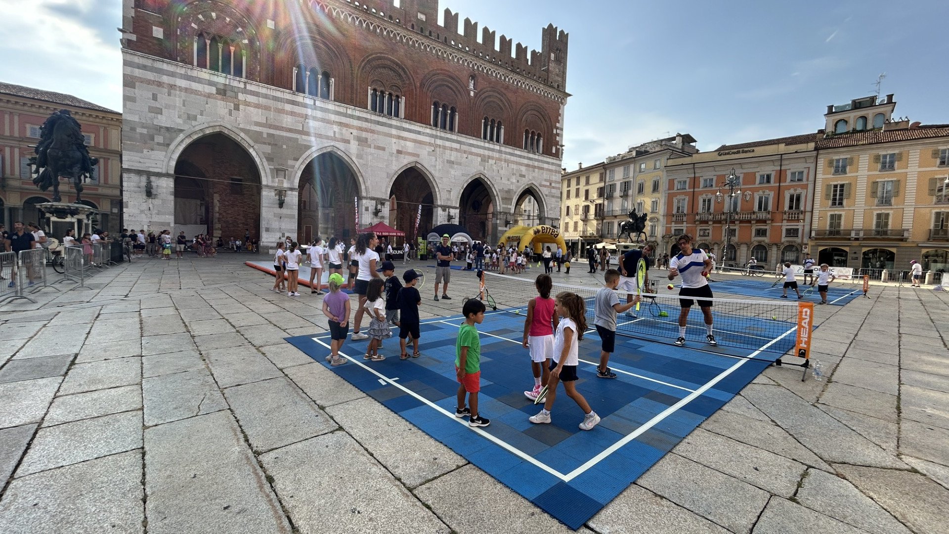 Tennis e ginnastica artistica: i bambini imparano dai campioni in piazza Cavalli
