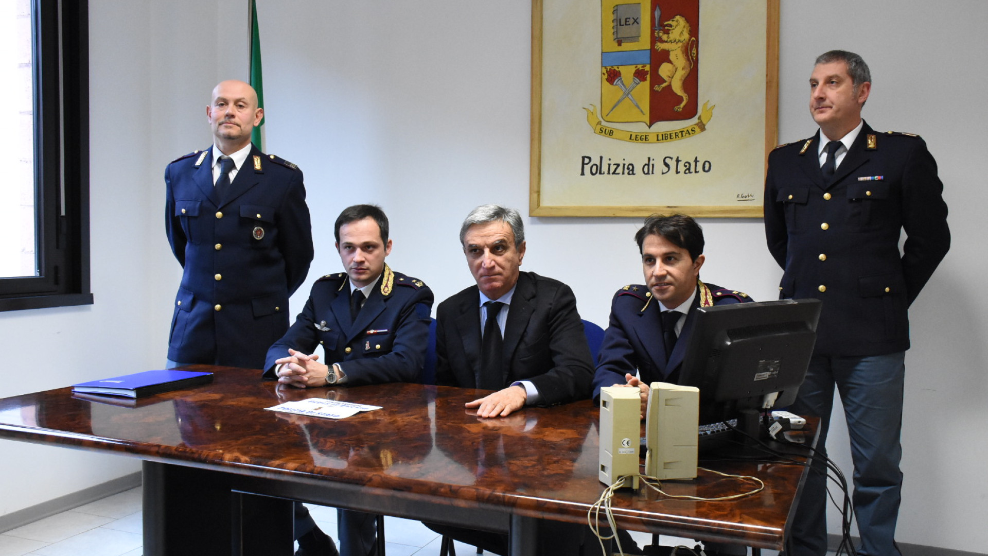 Notte di sesso con due donne: "Soldi o il filmato va sul web". Denunciate