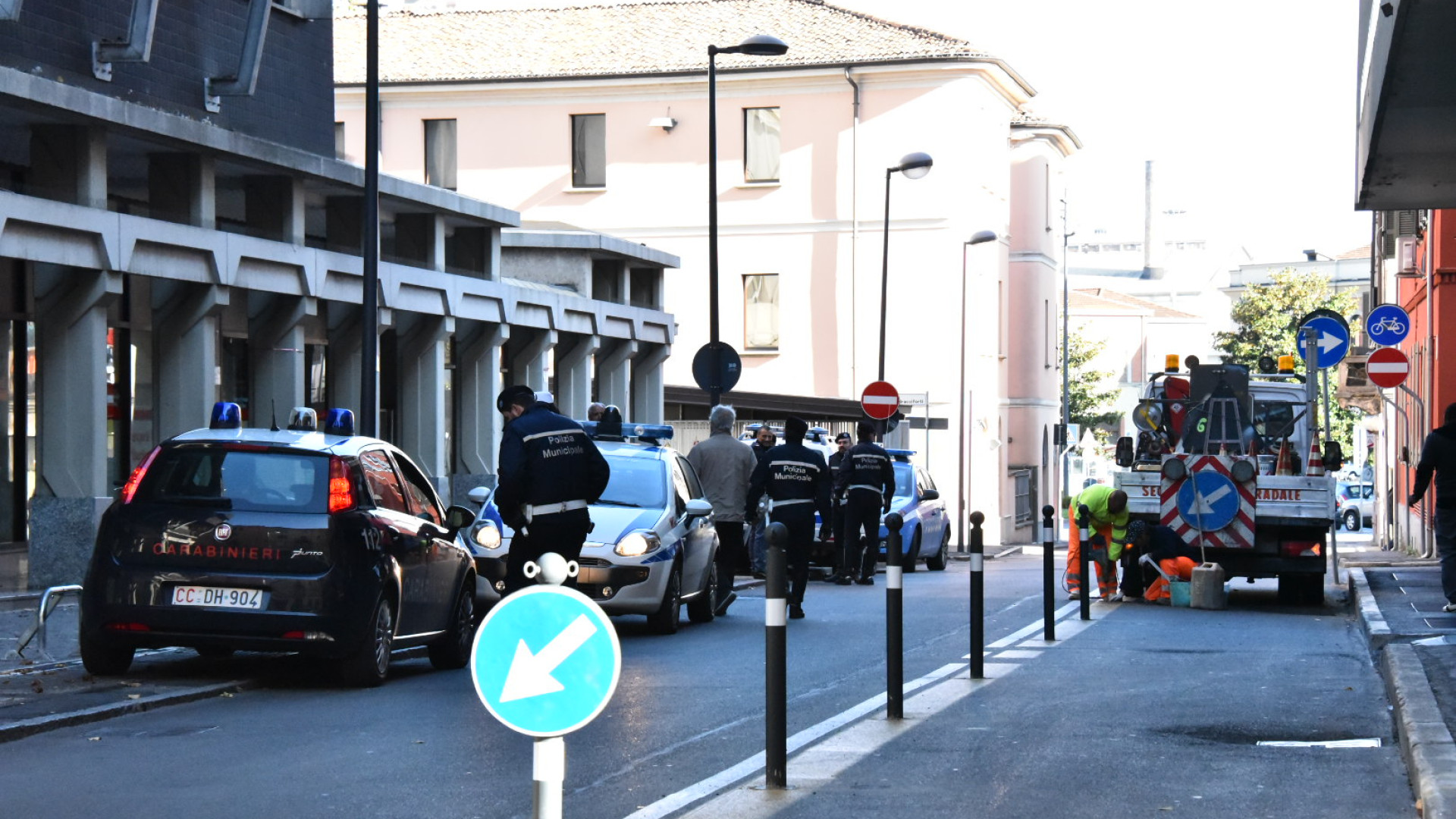 Via Torricella, posa delle parigine presidiata dalle forze dell'ordine