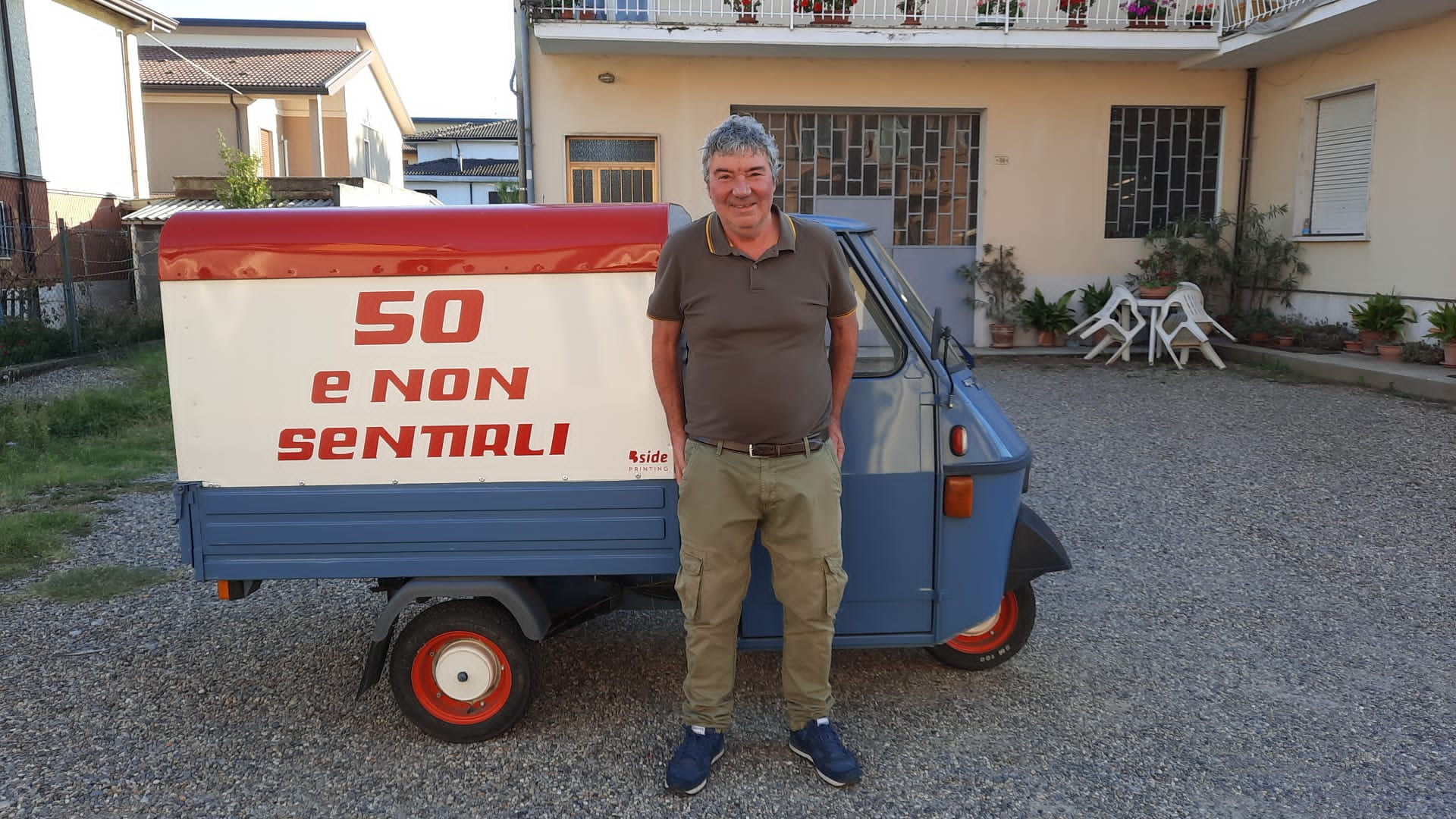 San Giorgio celebra Fausto, l'edicolante che porta latte e giornale con la sua Apecar