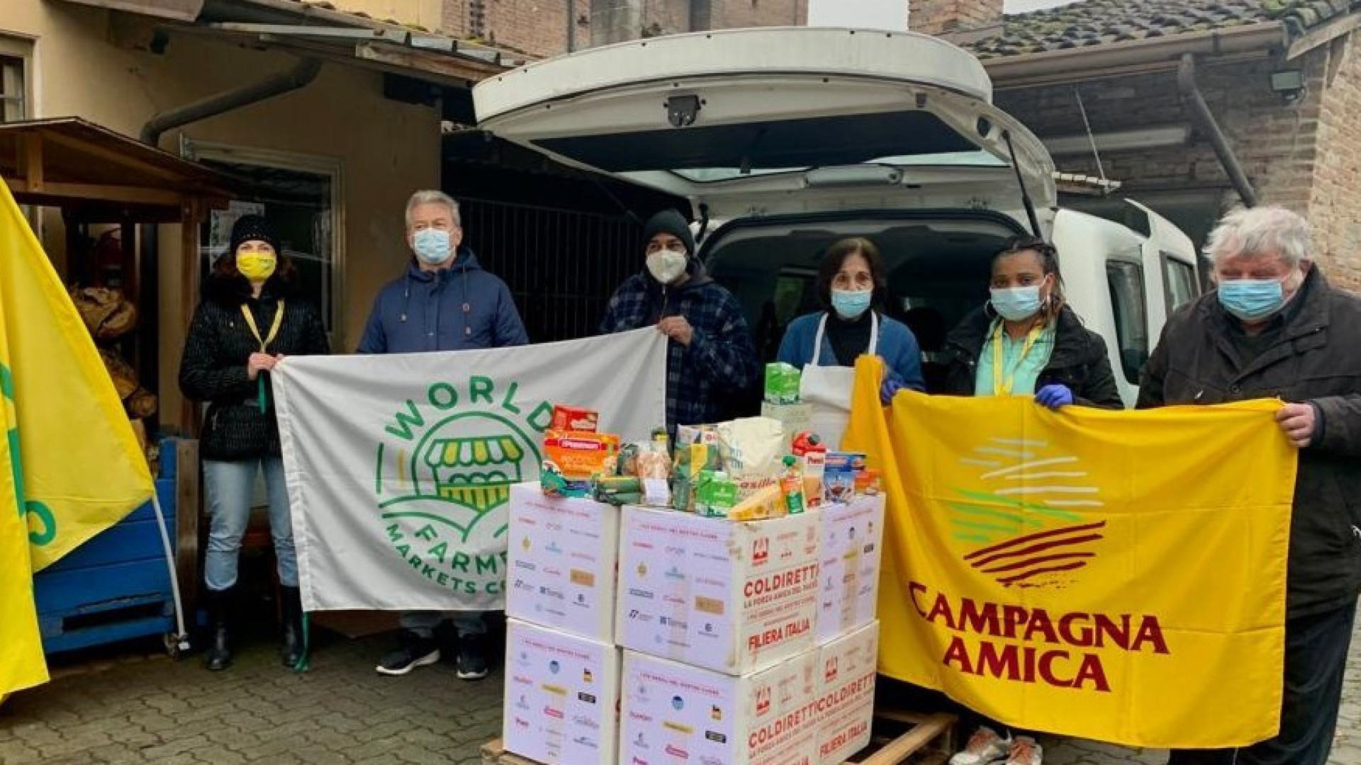 Coldiretti dona i pacchi della solidarietà. Gallizioli: "Aiuto concreto per chi ha bisogno"