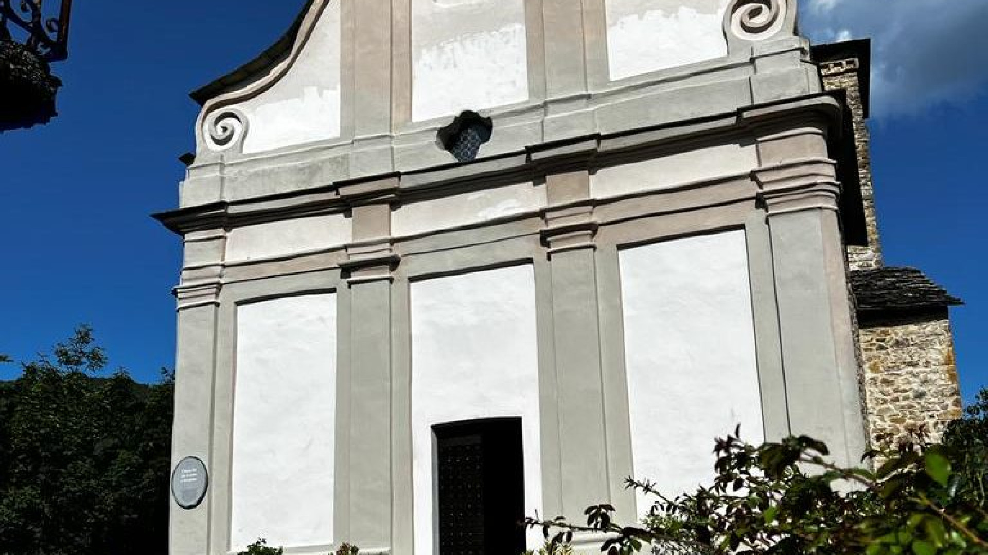 A un anno dal fulmine, riapre la chiesa di Brugnello. Oggi il battesimo della piccola Adele