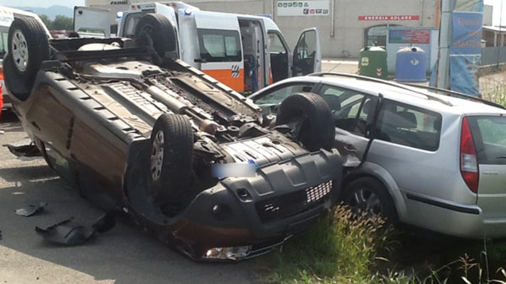 Pauroso scontro a Casaliggio, auto si ribalta: tre feriti