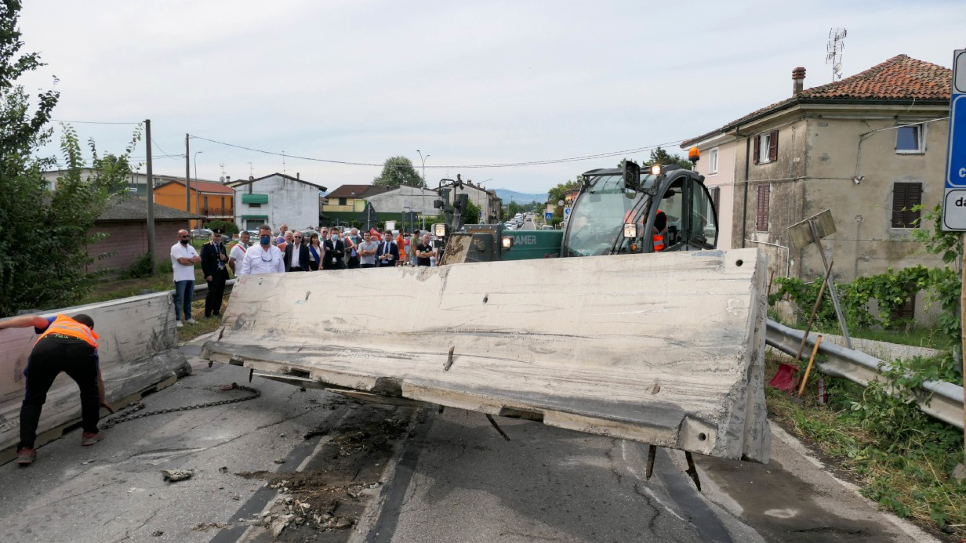 Via le ultime barriere, il ponte di Pievetta riapre anche ai mezzi pesanti