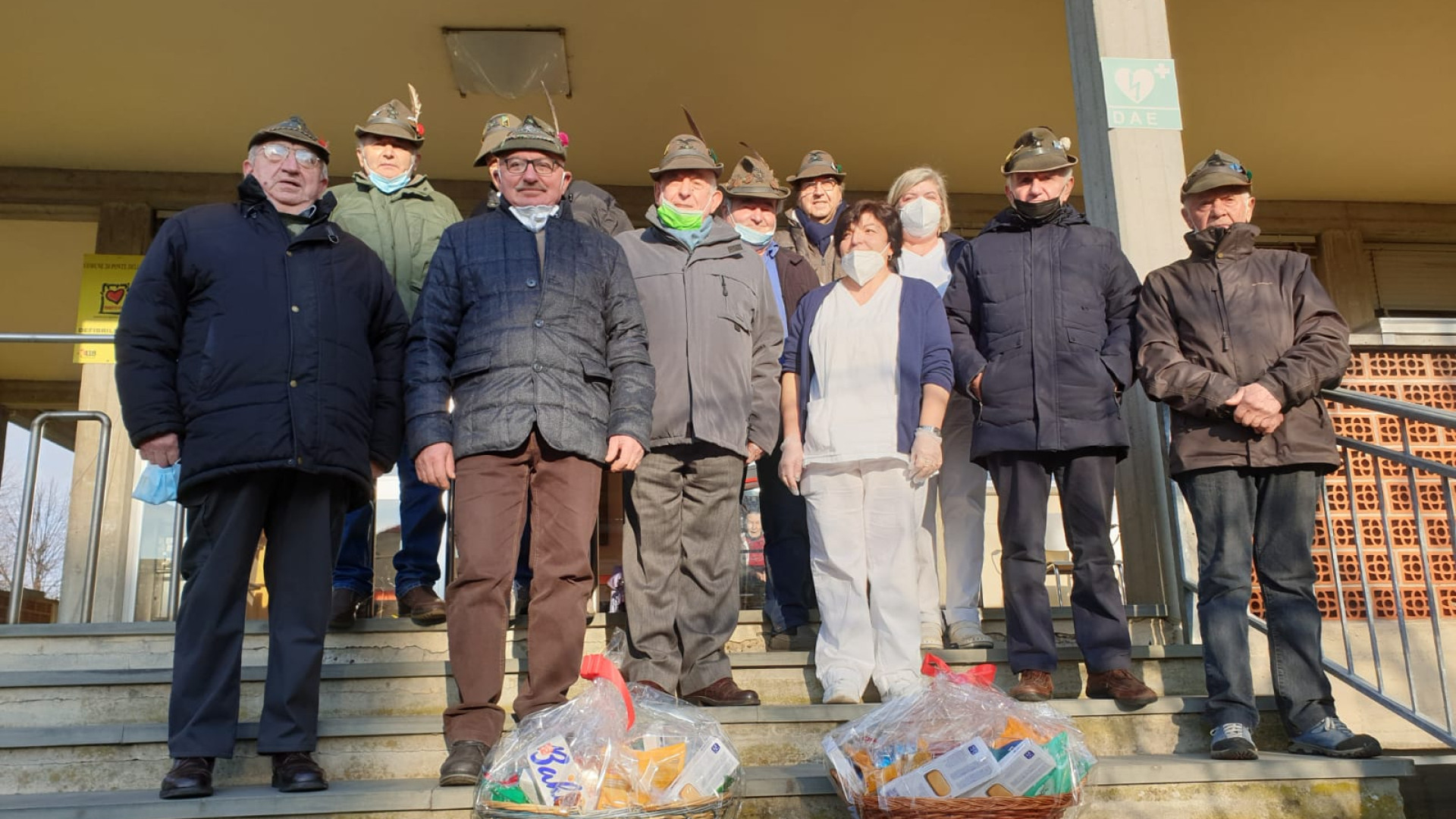 Doni e auguri di buon anno alla casa di riposo Balderacchi grazie agli alpini