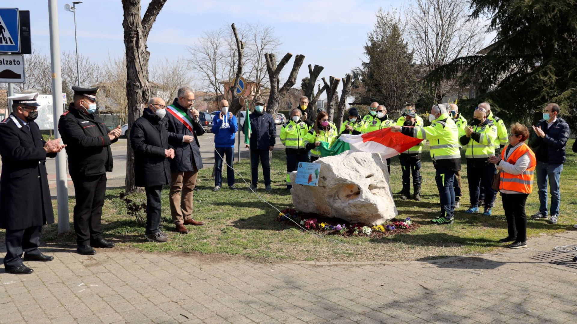 Un grosso masso bianco dedicato alle vittime  Covid. Inamovibile, come i ricordi