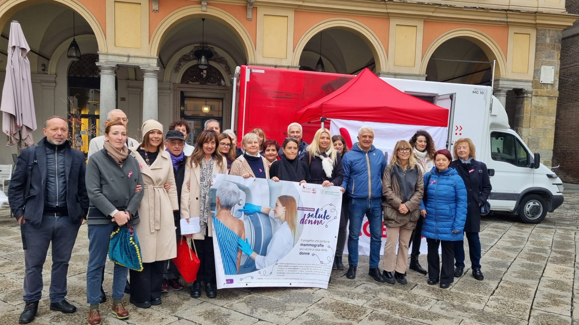 Tumore al seno, al via "Destinazione salute donna": la prevenzione nelle piazze